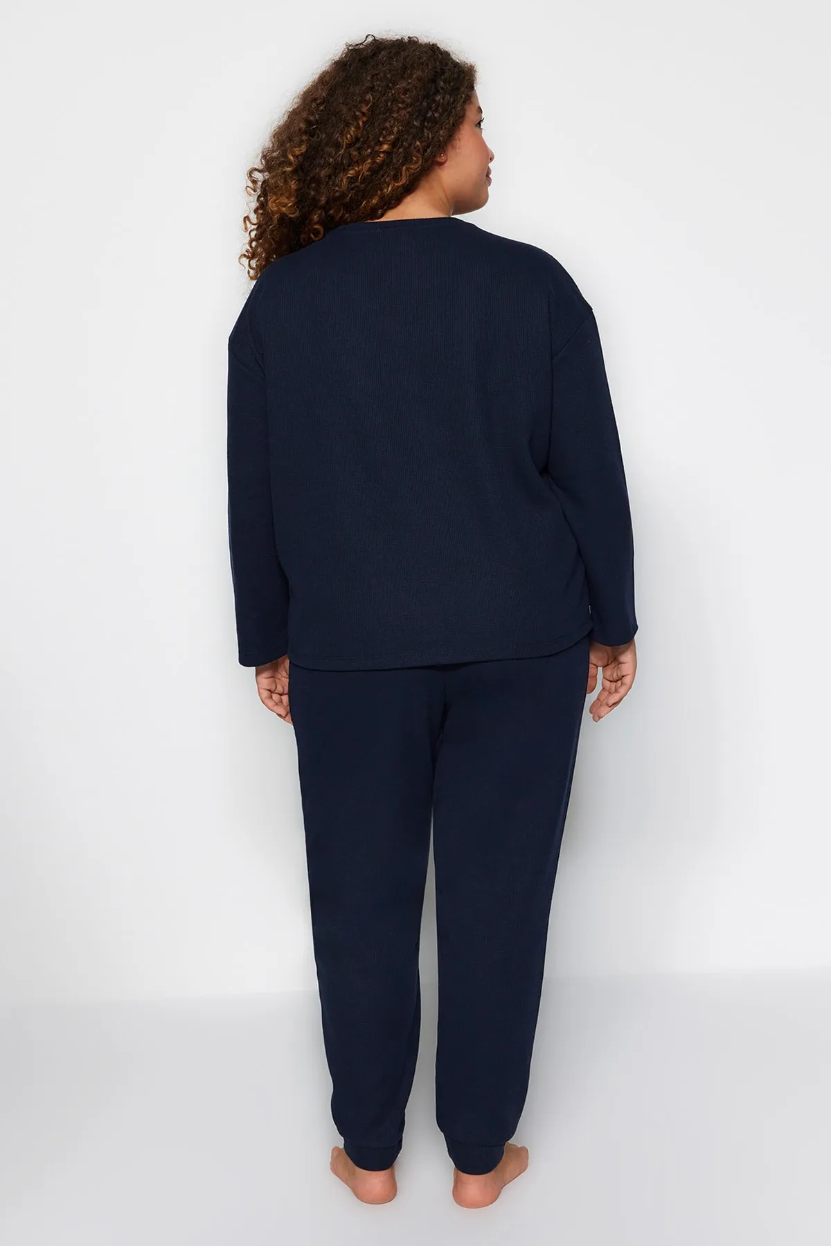 Trendyol Curve  Marineblaues Pyjama-Set aus strukturiertem Strick TBBAW24AI00000