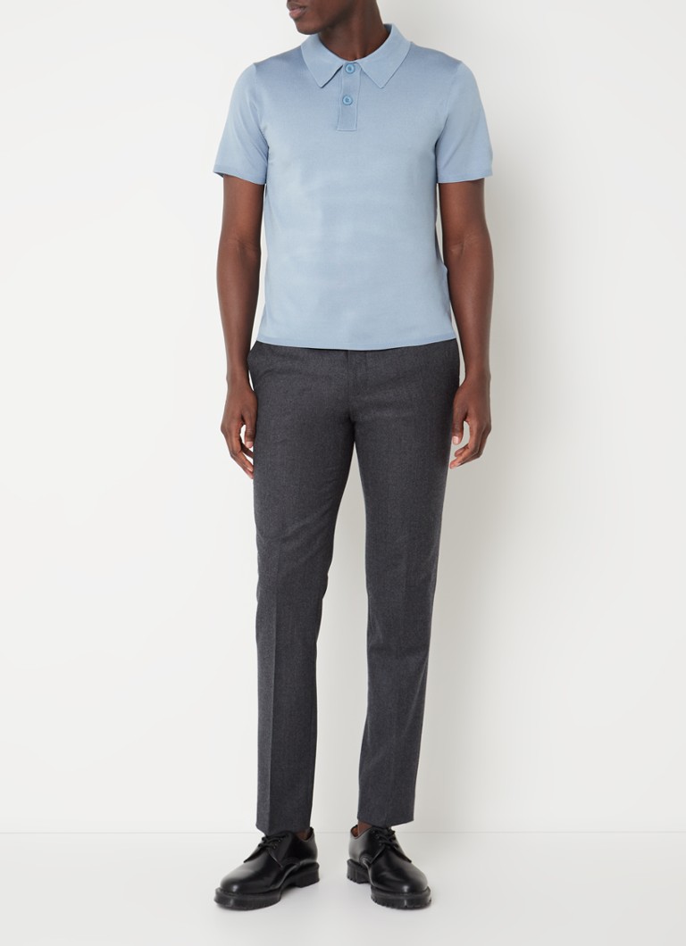 Polo Sandro de malha fina com elasticidade e modelagem regular.