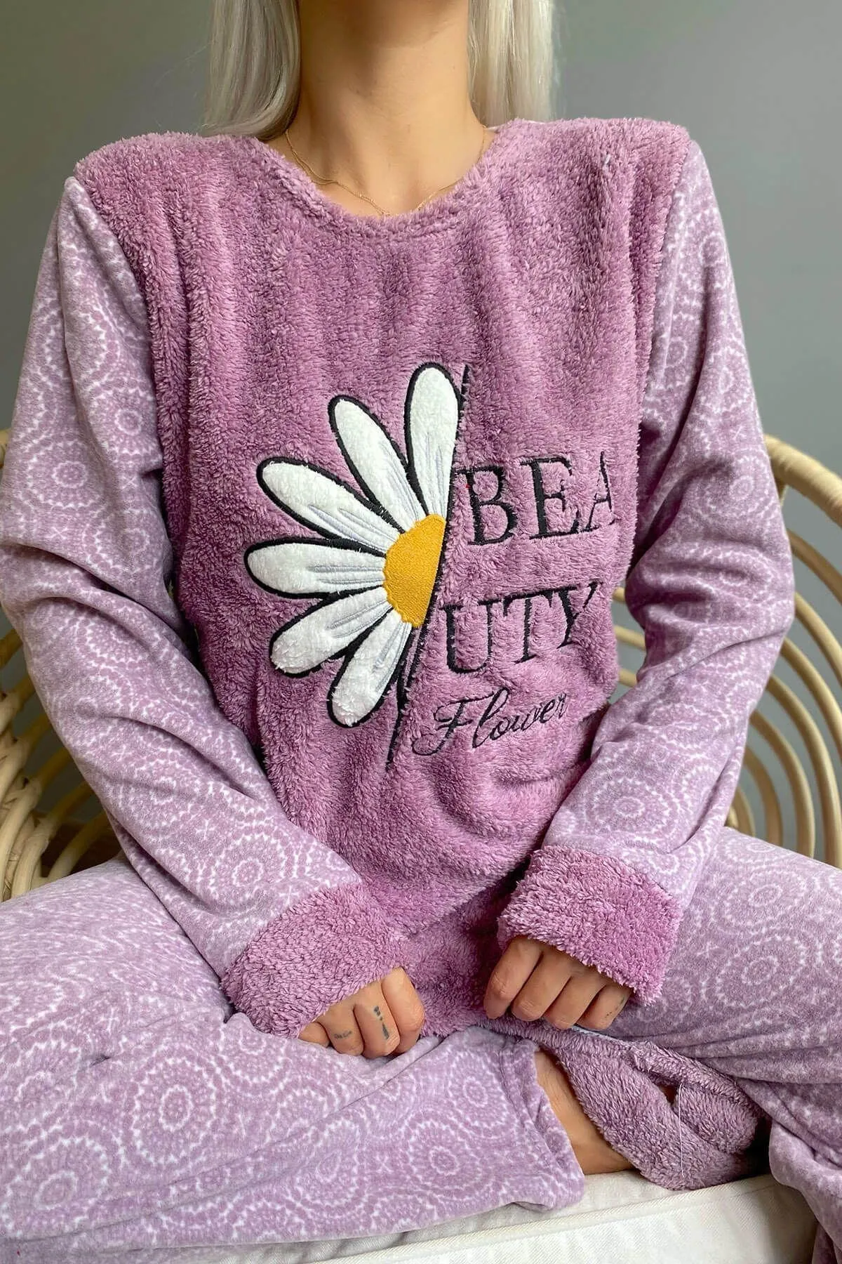 Pijamaevi  Plüsch-Pyjama-Set für Damen mit violettem Gänseblümchenmuster