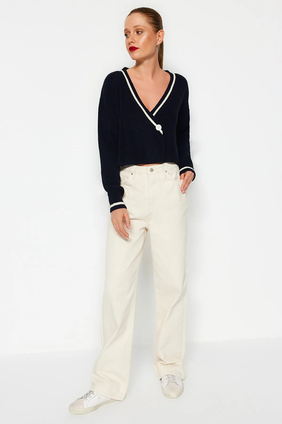 Trendyol Collection  Marineblaue, superkurze Strickjacke mit Farbblockdesign TWOAW23HI00366