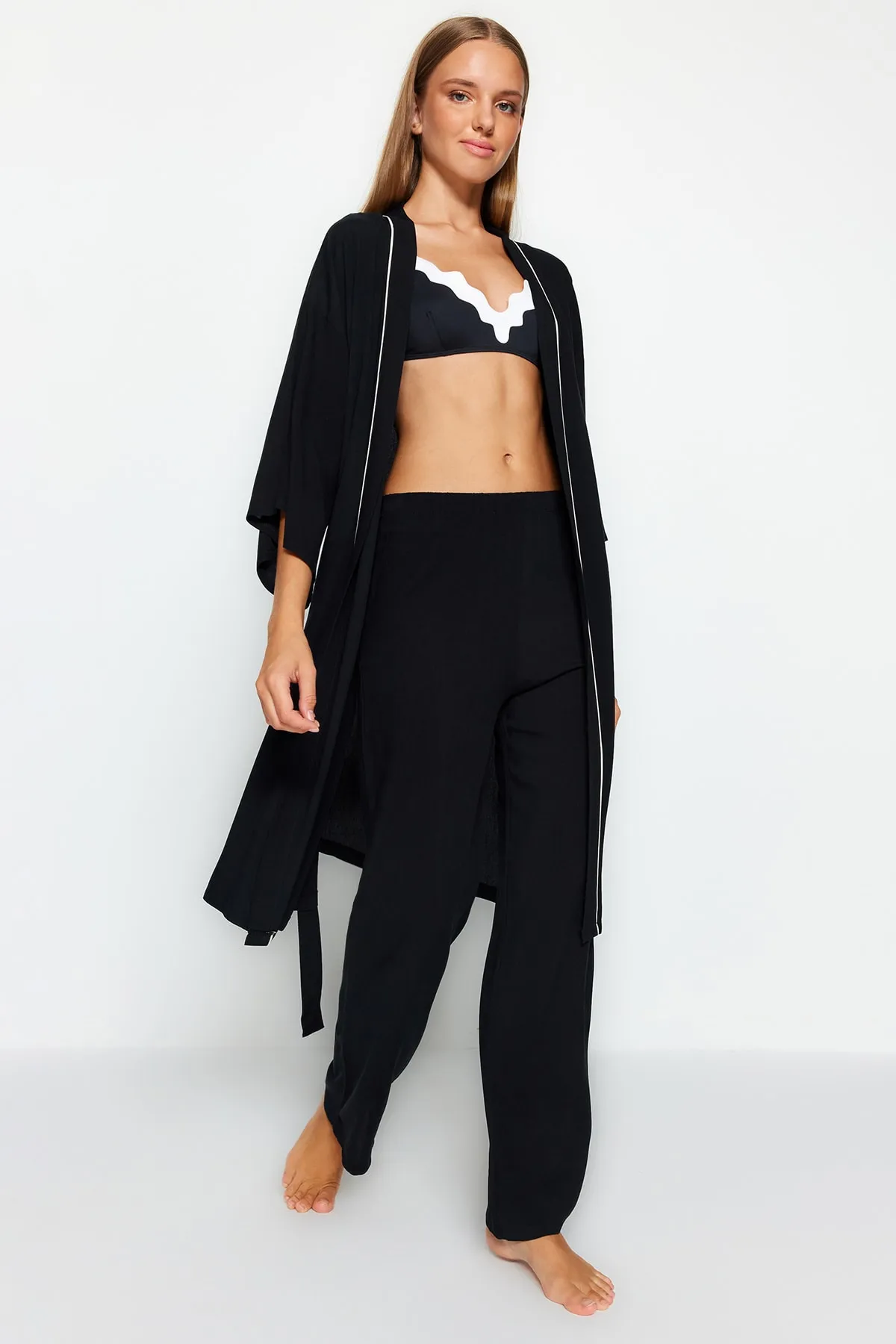 Trendyol Collection  Schwarzes 2-teiliges, geripptes Viskose-Morgenmantel-Pyjama-Unterteil, gewebtes Pyjama-Set THMAW24PT00074