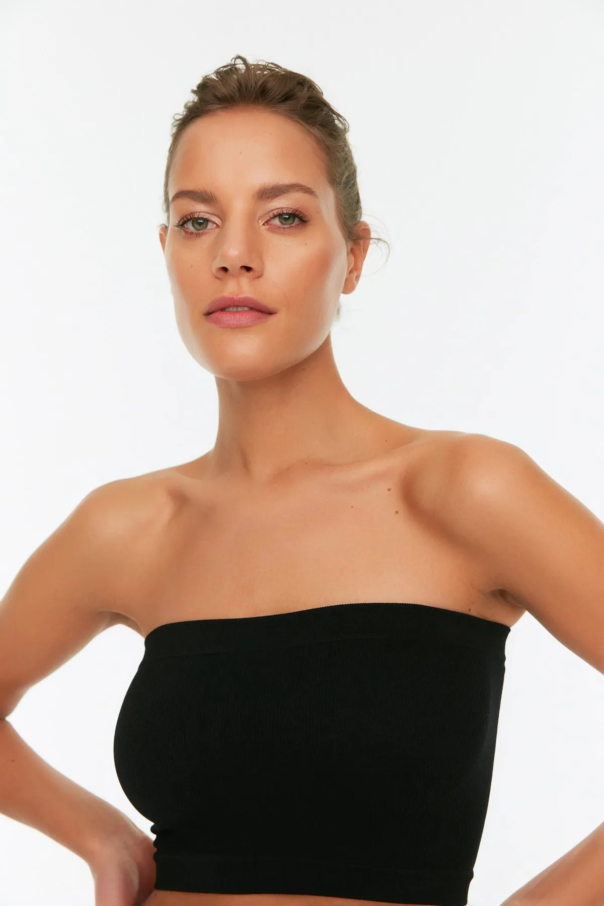 Trendyol Collection  Schwarz-weißer 2er-Pack nahtloser/nahtloser, gerippter, trägerloser gestrickter Sport-BH TWOSS21SS0061