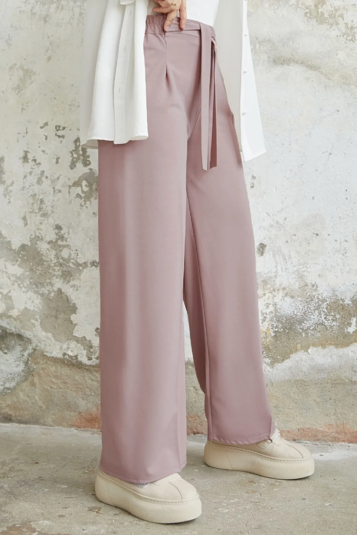 InStyle  Lockere Scuba-Hose mit Gürtel in der Taille – Dusty Rose