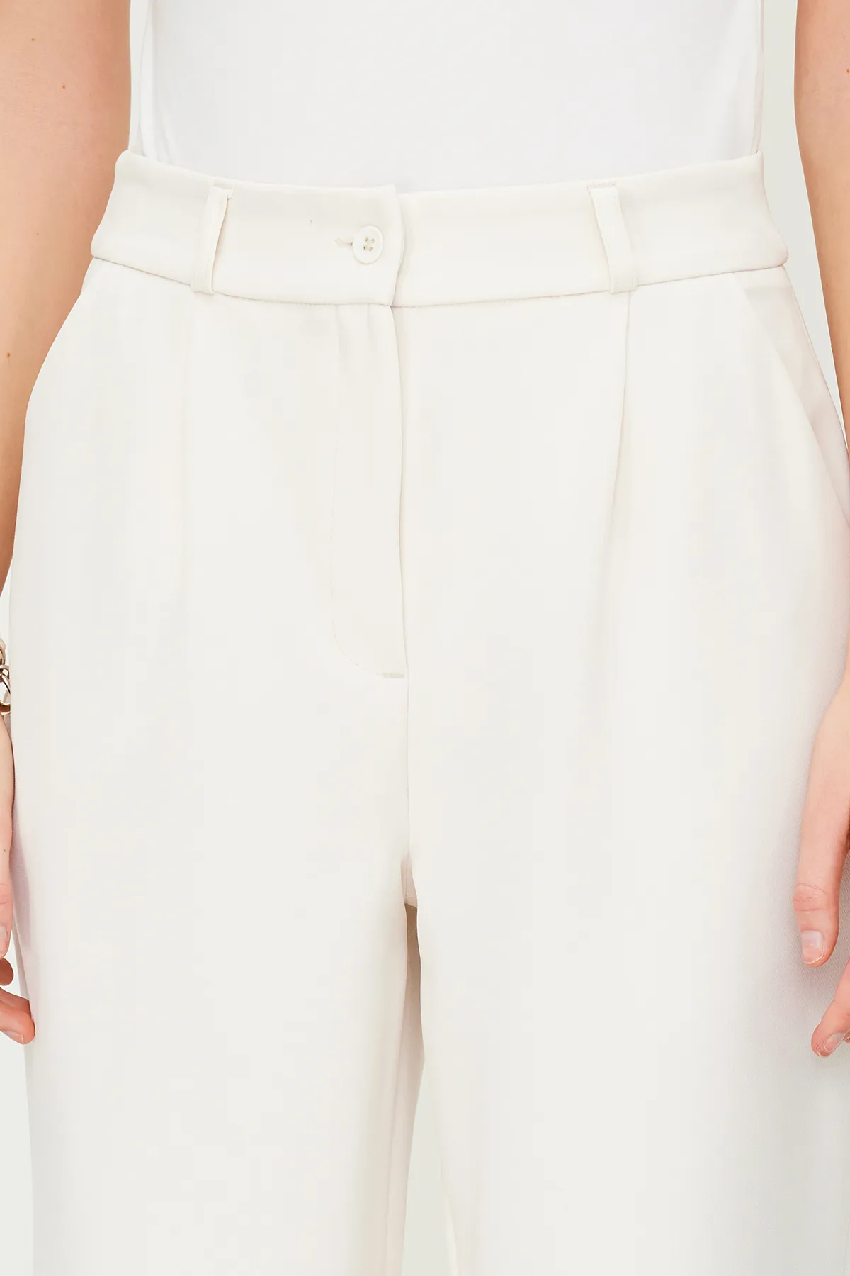 Trendyol Collection  Ecrufarbene, gewebte Hose mit hoher Taille und weitem Bein/Plissee mit weitem Bein TWOAW21PL0076