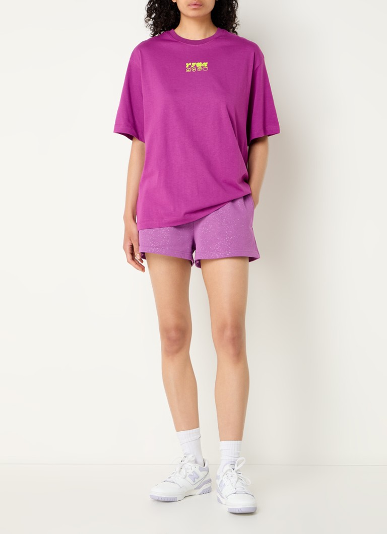 T-shirt Maggy del marchio Refined Department, con logo e stampa sul retro.