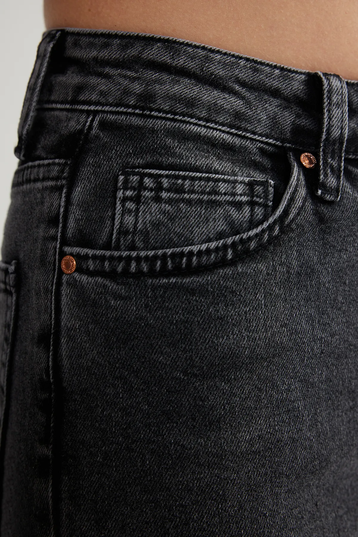 Trendyol Collection  Schwarze Slim Mom-Jeans mit hoher Taille TWOSS24JE00137