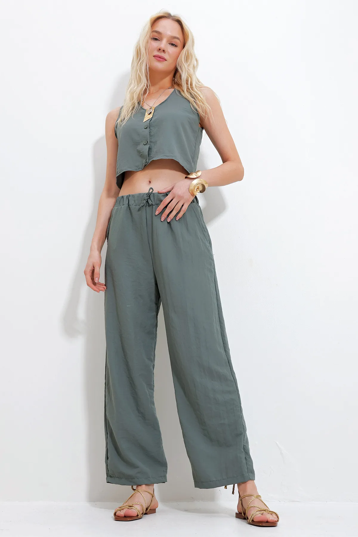 Trend Alaçatı Stili  Damen-Set aus Khaki-Bluse mit V-Ausschnitt und Knöpfen und elastischer Taille, Palazzo-Hose, Unterteil und Oberteil, Alc-X11738