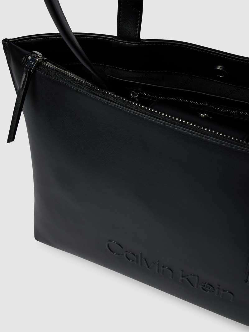 Shopper mit Label-Detail in schwarz