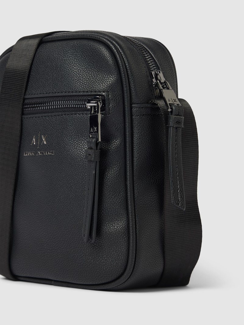 Crossbody Bag mit Label-Detail in schwarz