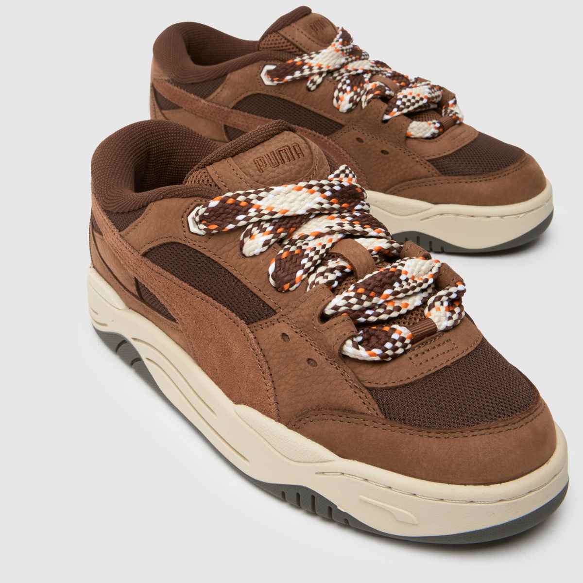 PUMA – 180 – Bruna, flerfärgade sneakers med spetsmotiv