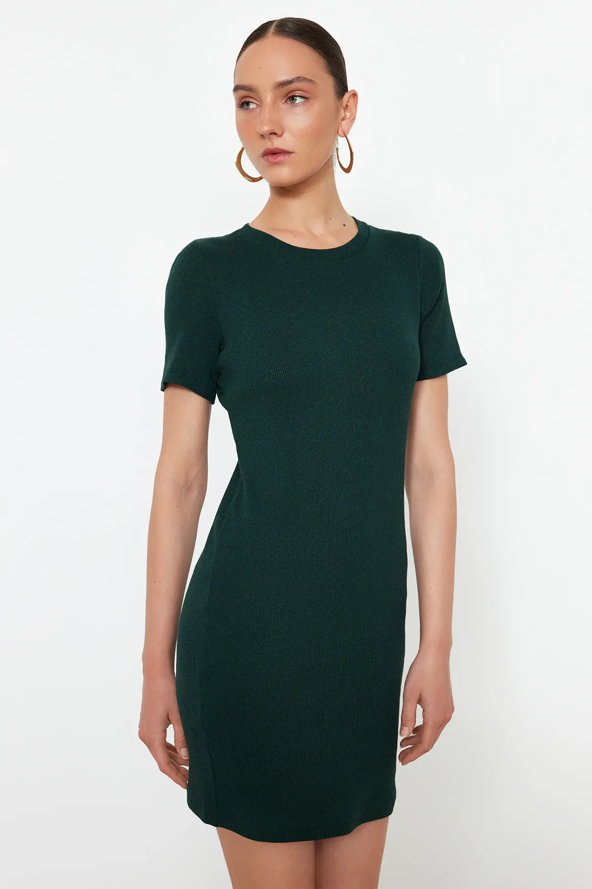 Trendyol Collection  Smaragdgrünes, figurbetontes Mini-Bleistiftkleid aus geripptem Strick mit Rundhalsausschnitt TWOSS19AD0053