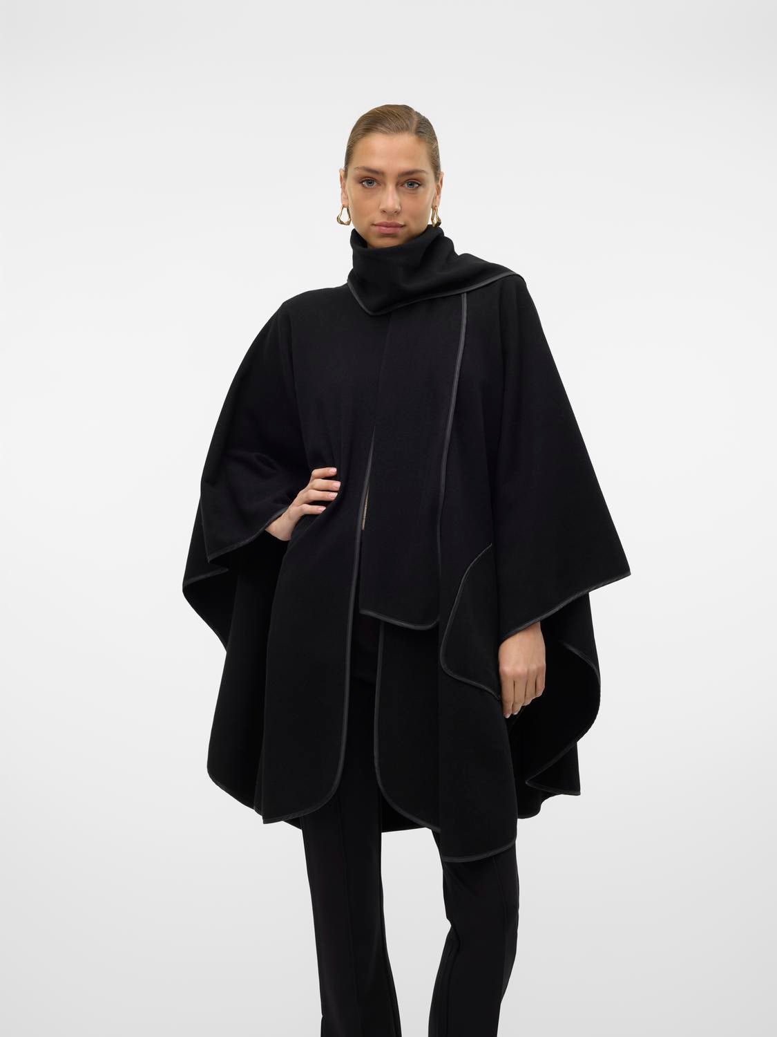 VMNAOMI Mantel