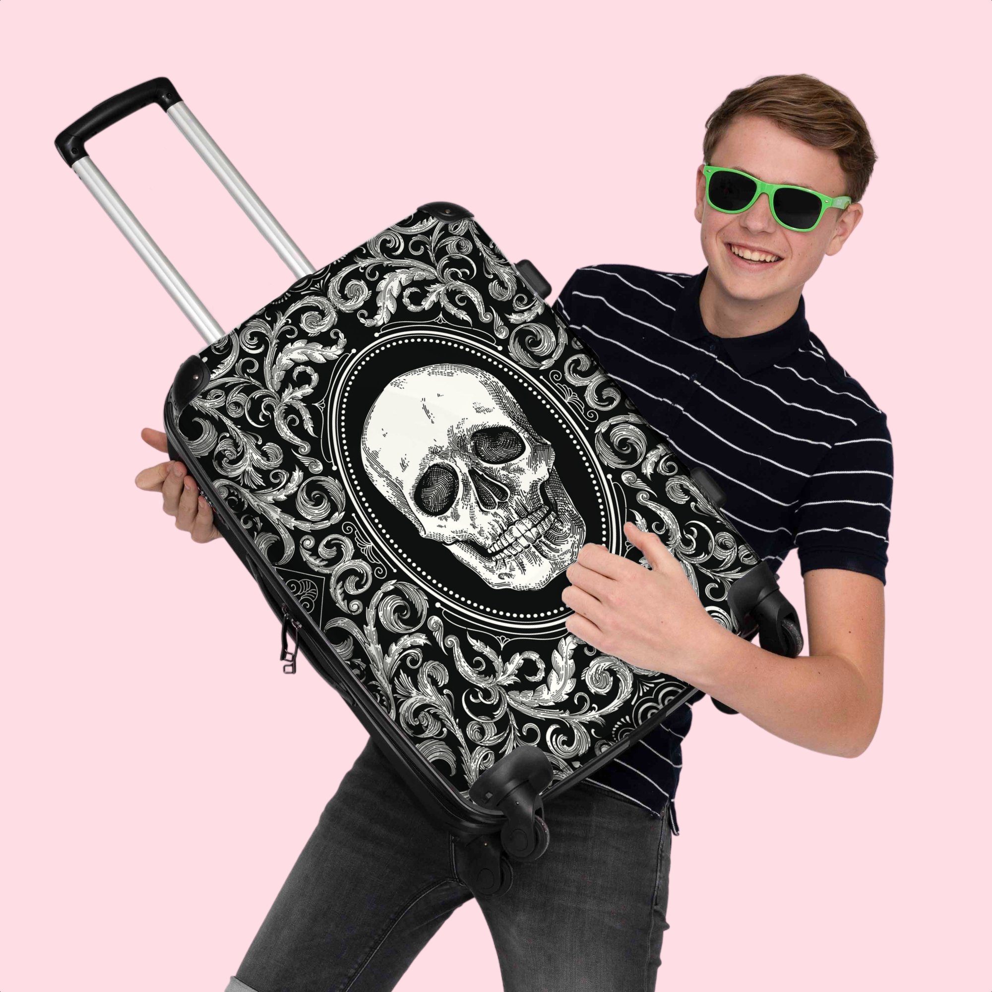 NoBoringSuitcases.com© Handgepäckkoffer 55x35x20cm Spielkarte - Totenkopf - Design - Schwarz und weiß - Männer, 4 Rollen, Handgepäck Trolley Rollkoffer Kleine Reisekoffer mit 4 Rollen - Cabin