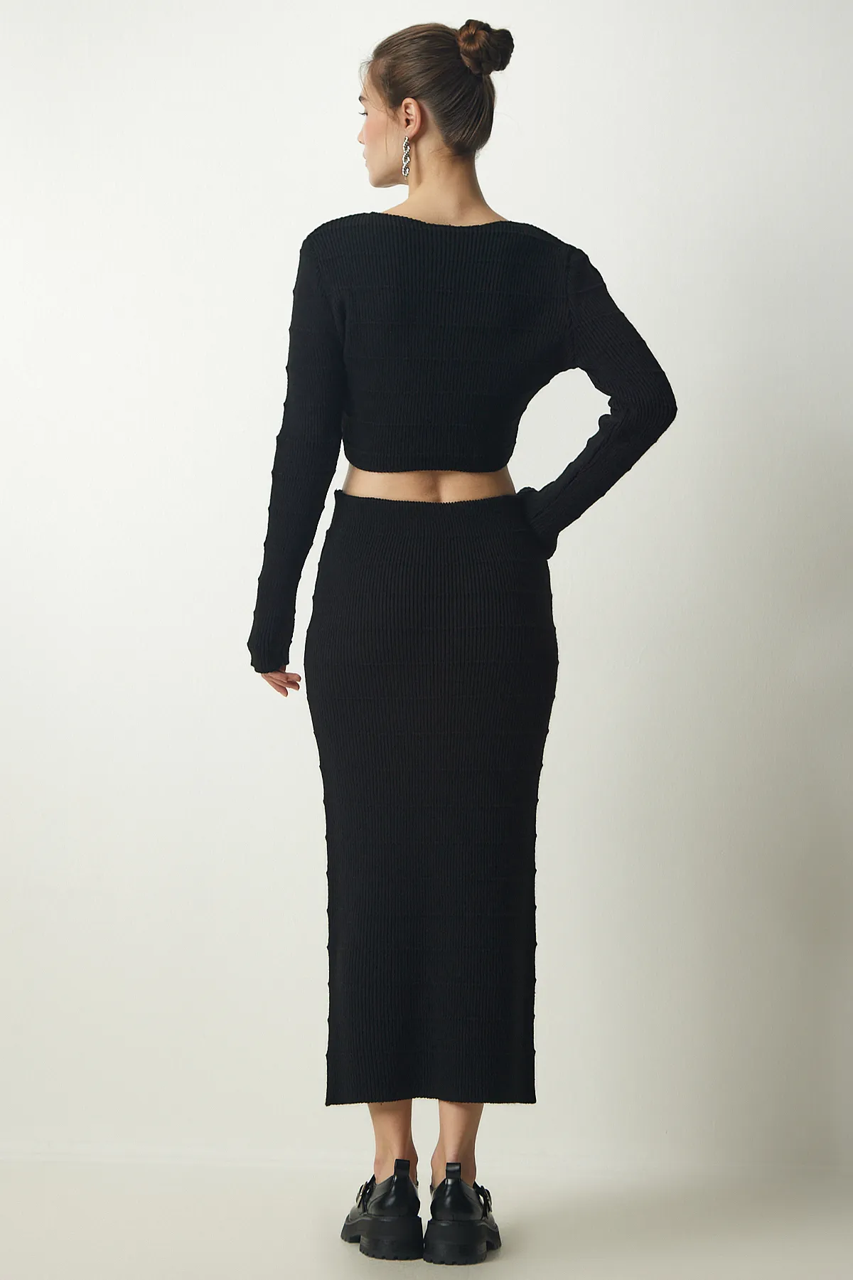 Happiness İstanbul  Schwarzes, geripptes Crop-Strickpullover-Rock-Set für Damen YY00190