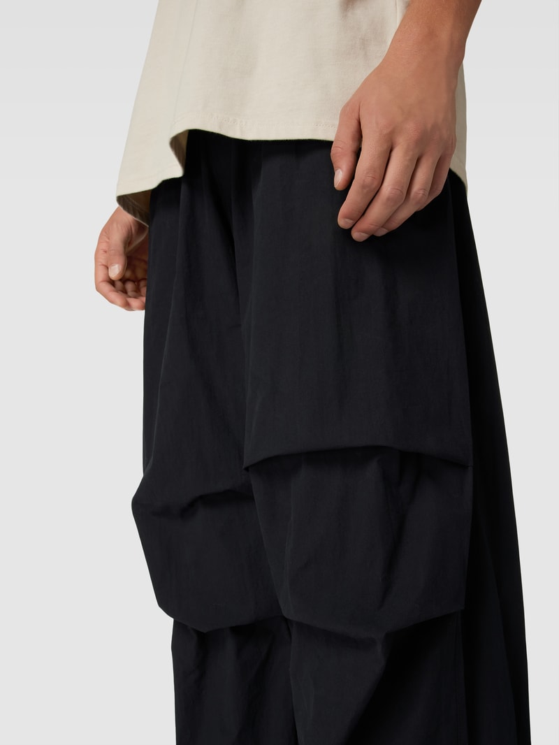Cargohose mit aufgesetzten Taschen in black