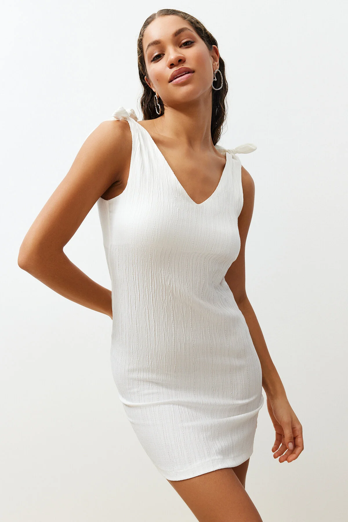 Trendyol Collection  Ecrufarbenes, gewebtes Mini-Strandkleid zum Binden TBESS23EL00108