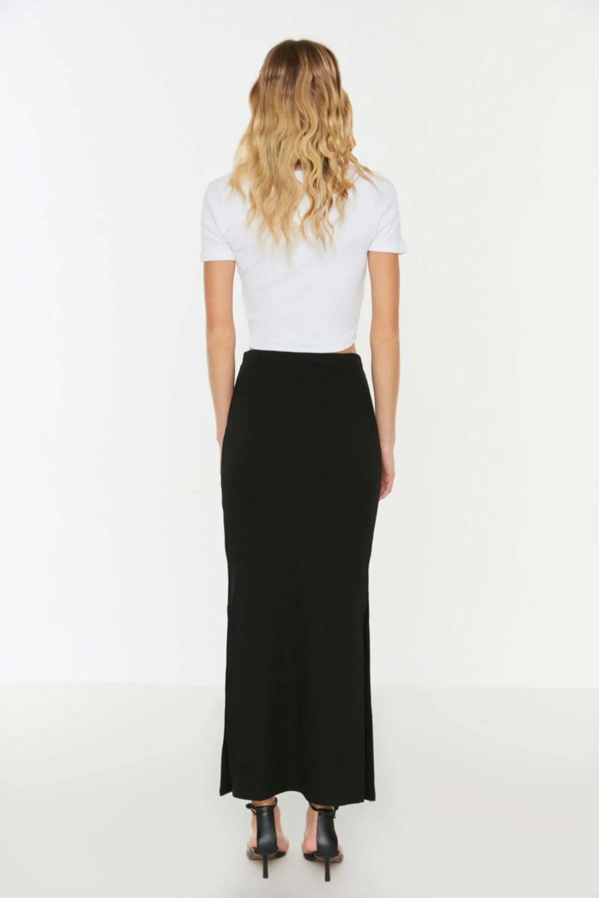 Trendyol Collection  Schwarzer taillierter, gerippter, flexibler Maxi-Strickrock mit Schlitzdetail und hoher Taille TWOSS22ET0449