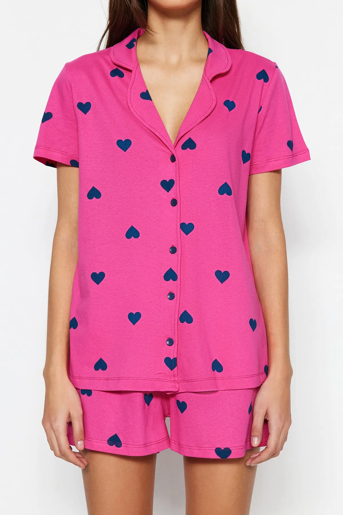 Trendyol Collection  Rosa gestricktes Pyjama-Set mit Hemd und Shorts aus 100 % Baumwolle mit Herzmuster THMSS21PT0756