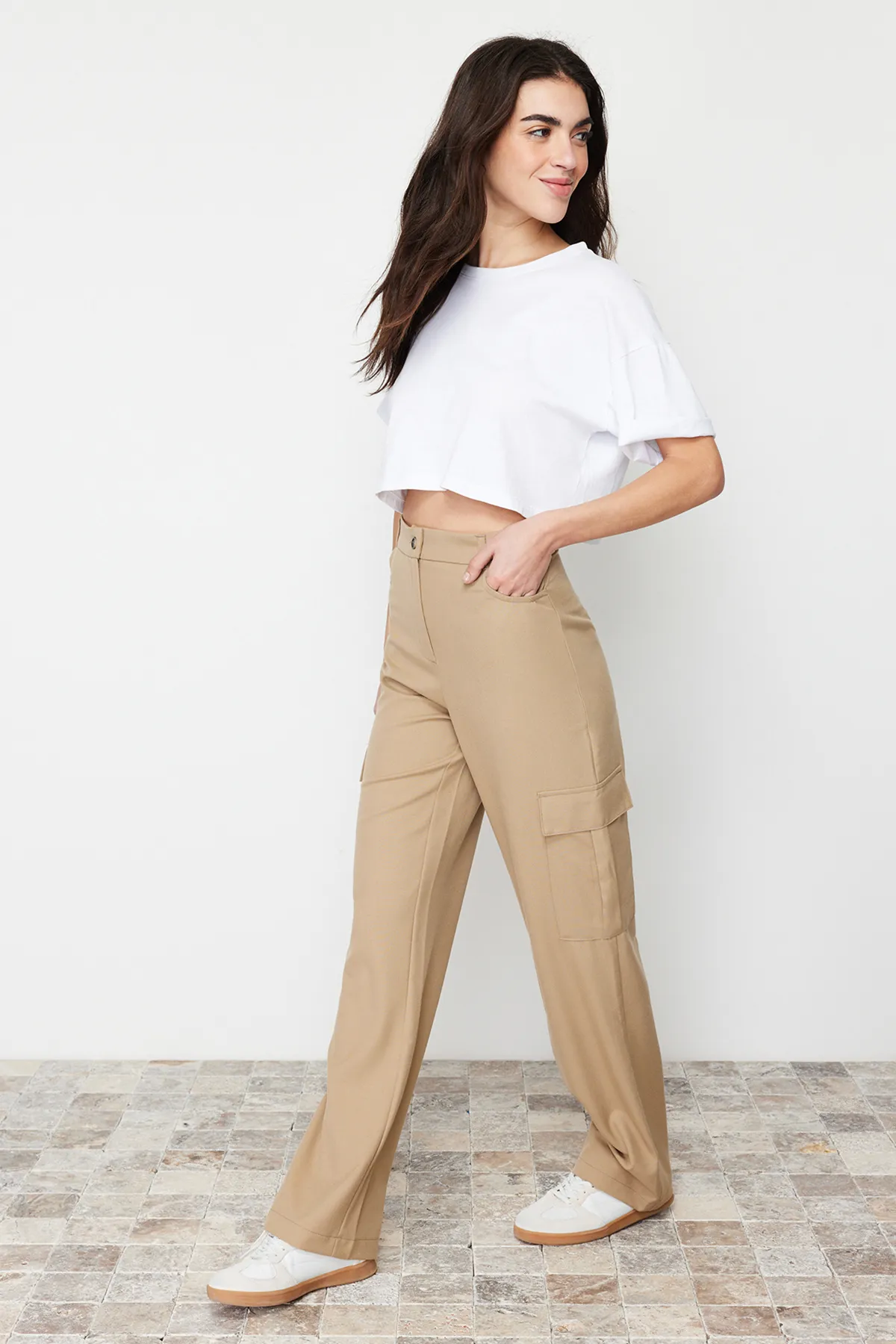 Trendyol Collection  Nerzfarbene, gerade/gerade geschnittene Cargo-Hose mit Taschen TWOSS24PL00044