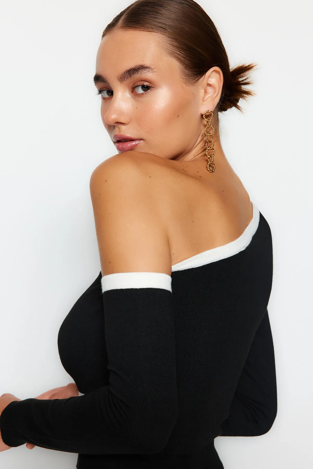 Trendyol Collection  Schwarzer kurzer Strickpullover mit abnehmbaren One-Shoulder-Ärmeln TWOAW24KZ01148
