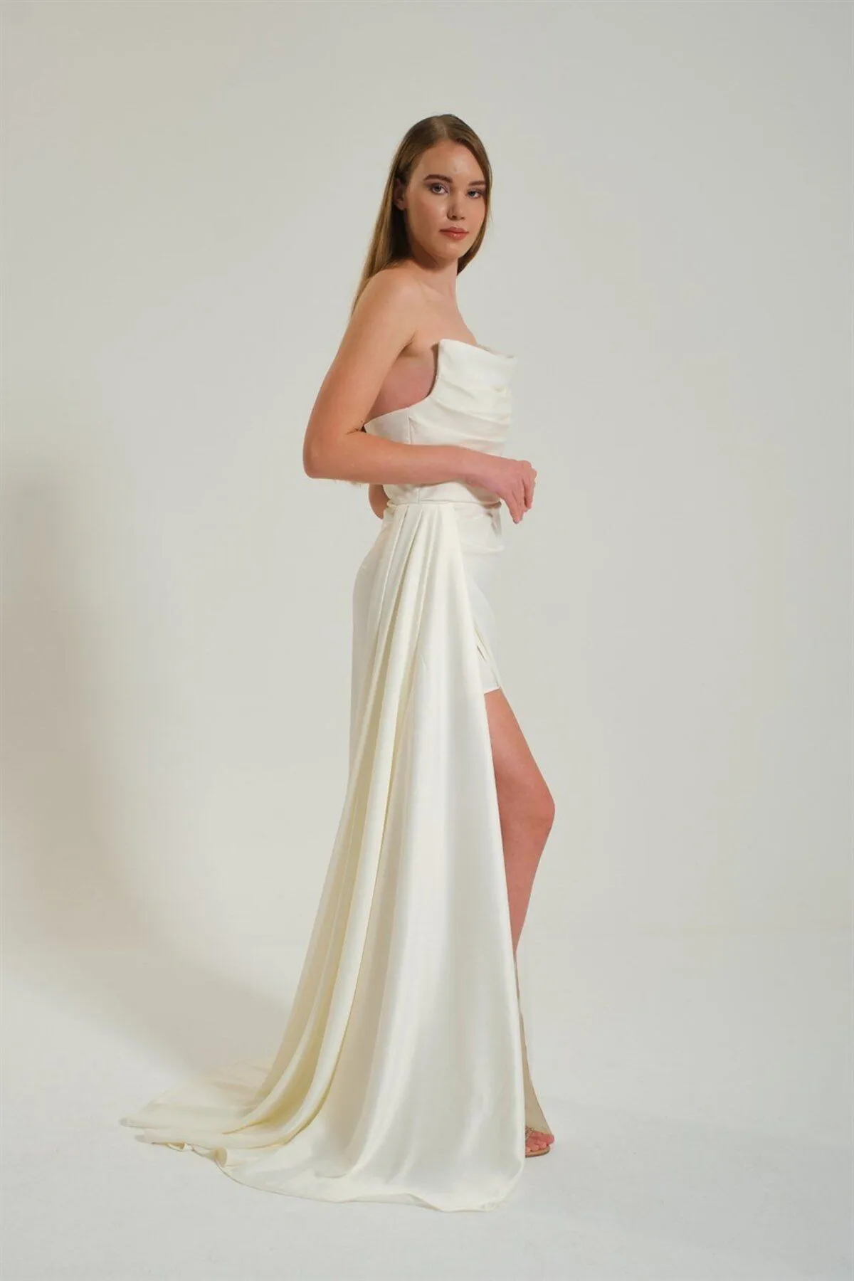 Carmen  Ecrufarbenes, geschlitztes Satin-Abendkleid für Outdoor-Shootings
