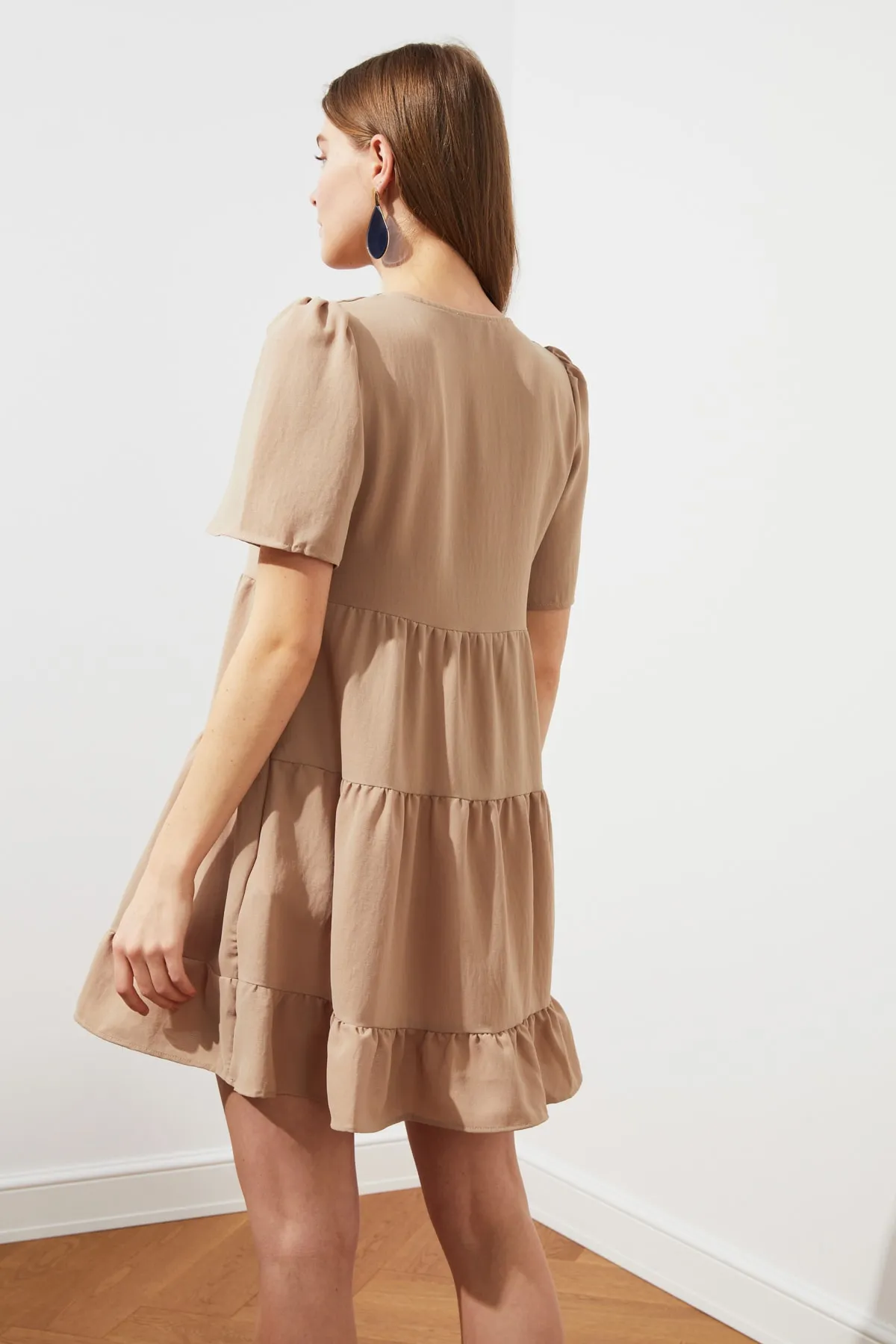 Trendyol Collection  Steinfarbenes, weit geschnittenes Mini-Webkleid TWOSS20EL0400
