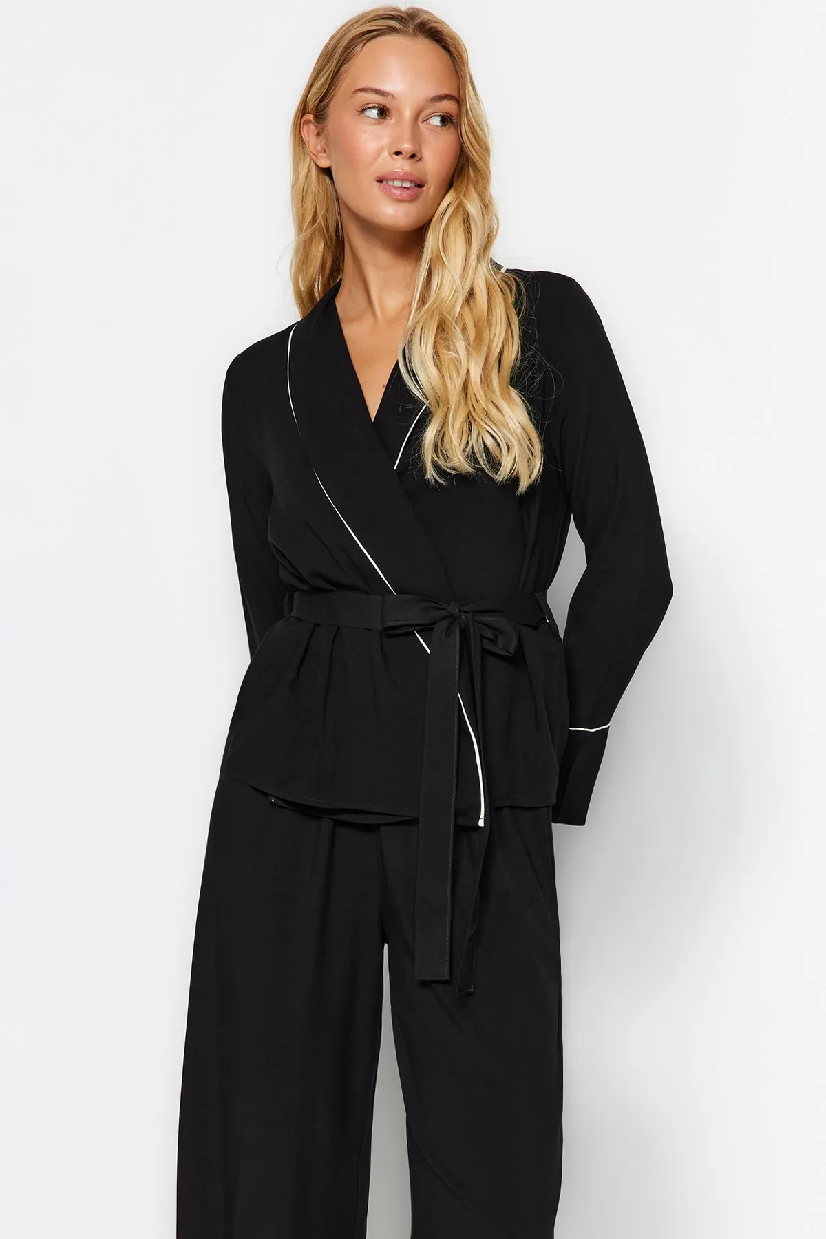 Trendyol Collection  Schwarzes, zweireihiges Pyjama-Set aus Viskose mit Hemd und Hose und Paspelierung THMAW22PT1109