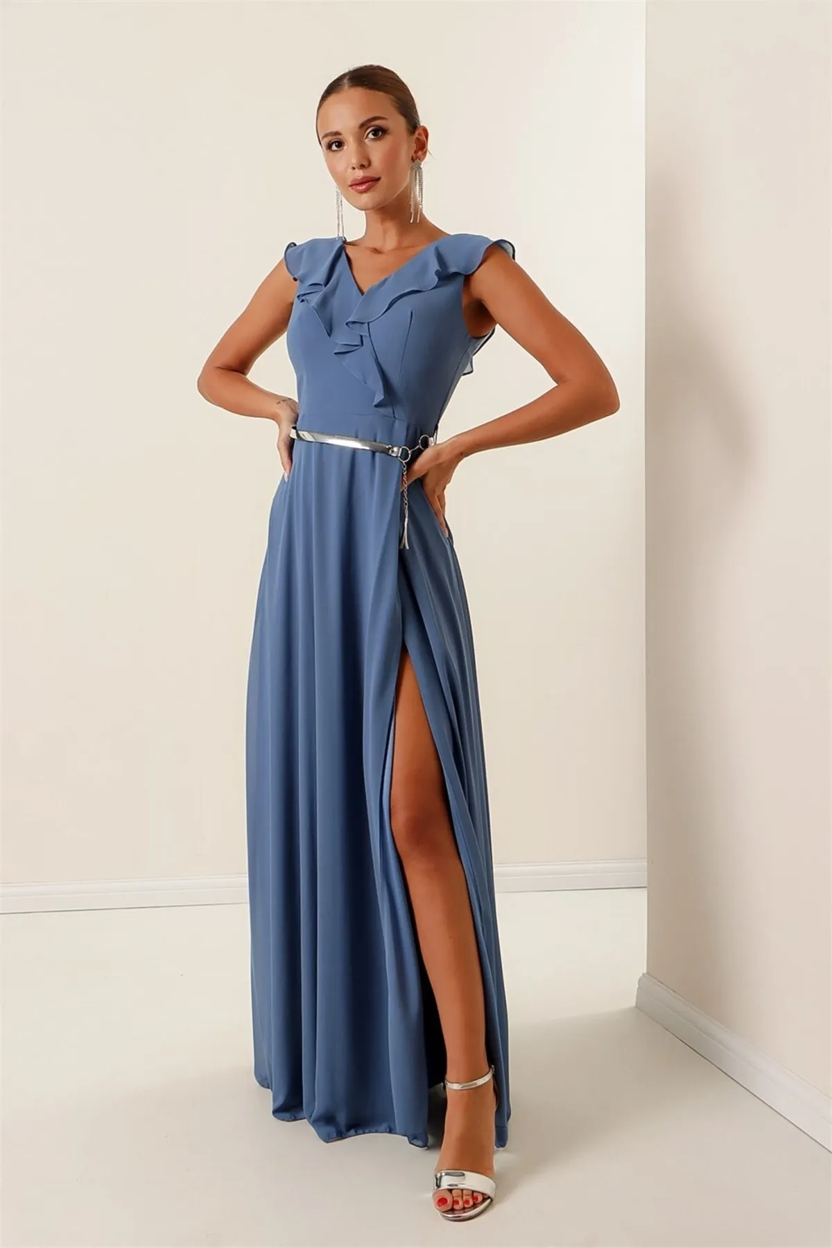 By Saygı  Langes Kleid aus Chiffon mit Volantkragen, Gürtel und Schlitz, große Größenauswahl, Indigo