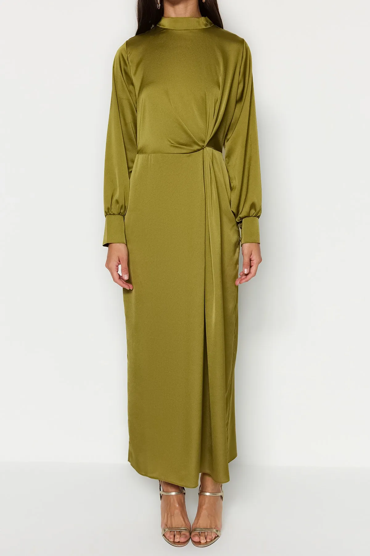 Trendyol Modest  Khakifarbenes Satin-Abendkleid mit geraffter Taille TCTSS23DB00043