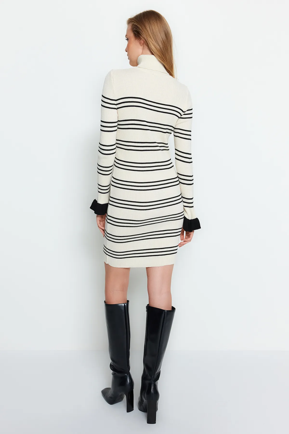Trendyol Collection  Steingestreifter Mini-Rollkragenpullover TWOAW24EL00470