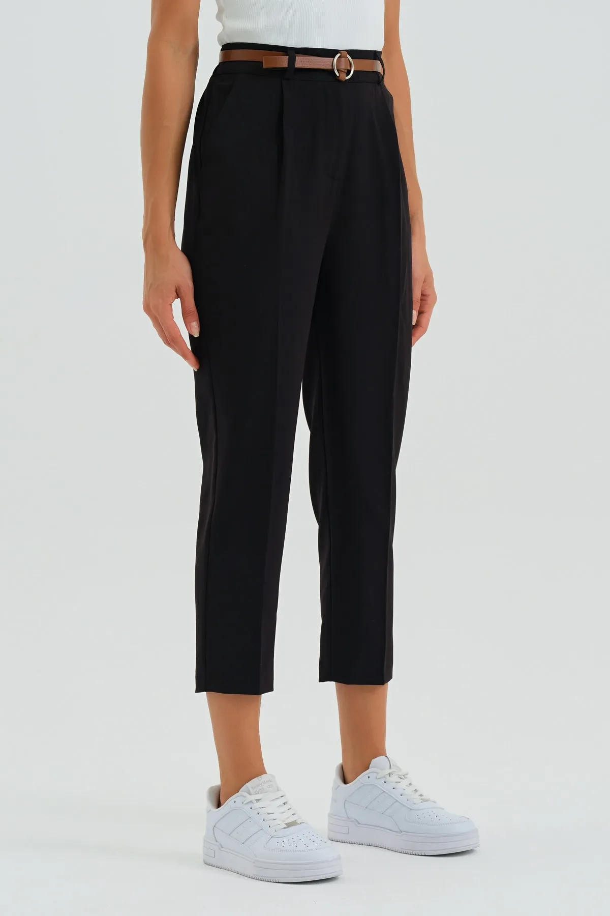 macharelbasic  Saisonale Stoffhose für Damen mit schmalem Bein und Faltengürtel in Schwarz