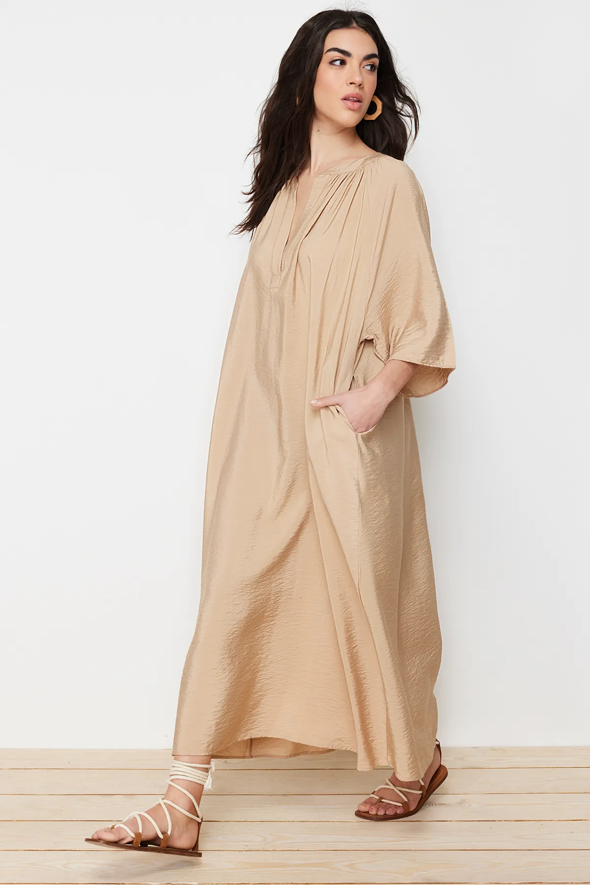 Trendyol Modest  Kamelfarbenes Aerobin-Kimono- und Kaftan-Kleid mit V-Ausschnitt und halblangen Ärmeln TCTSS24KK00002