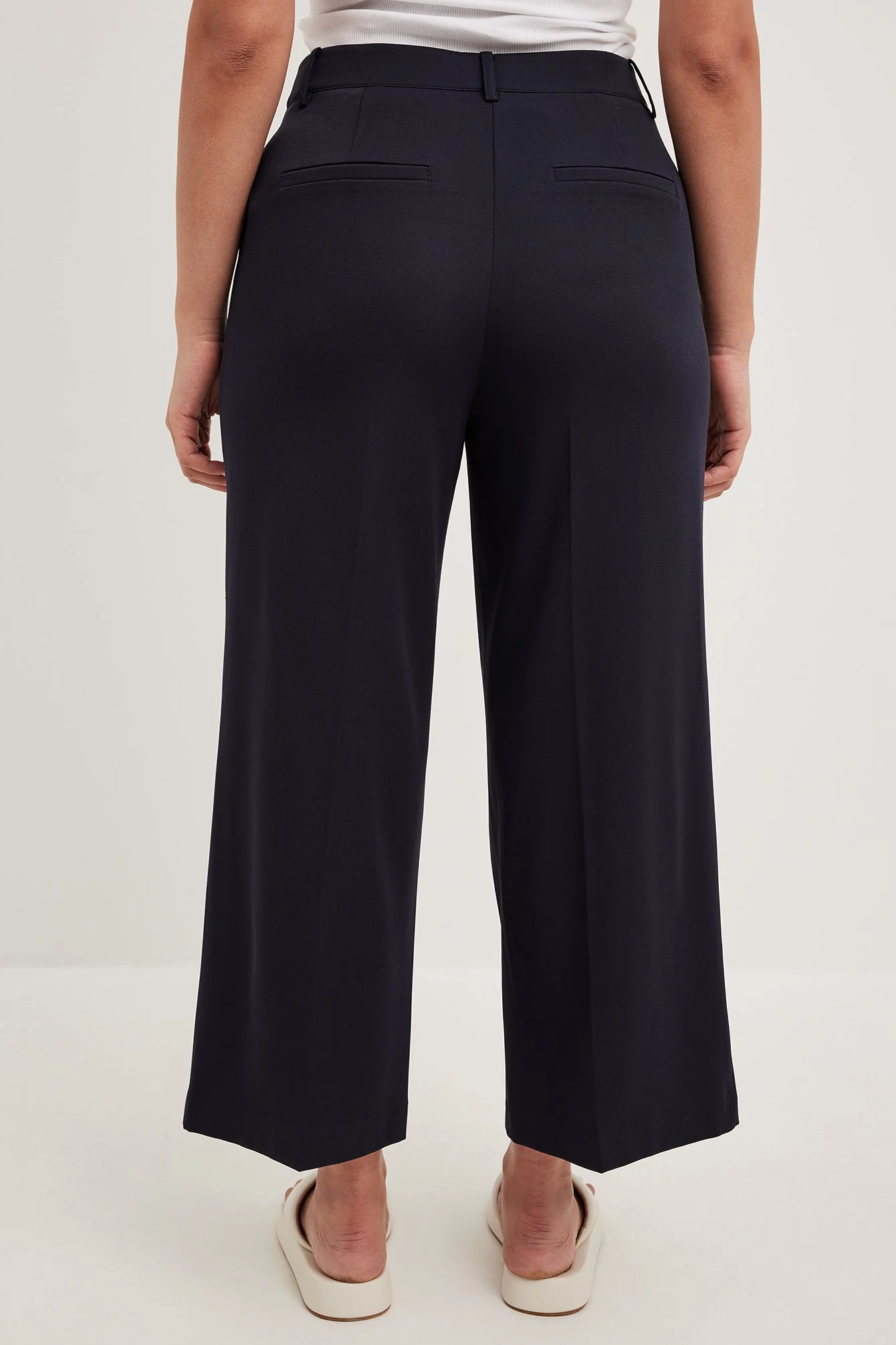 Cropped-Anzughose mit mittlerer Taille und geradem Bein
