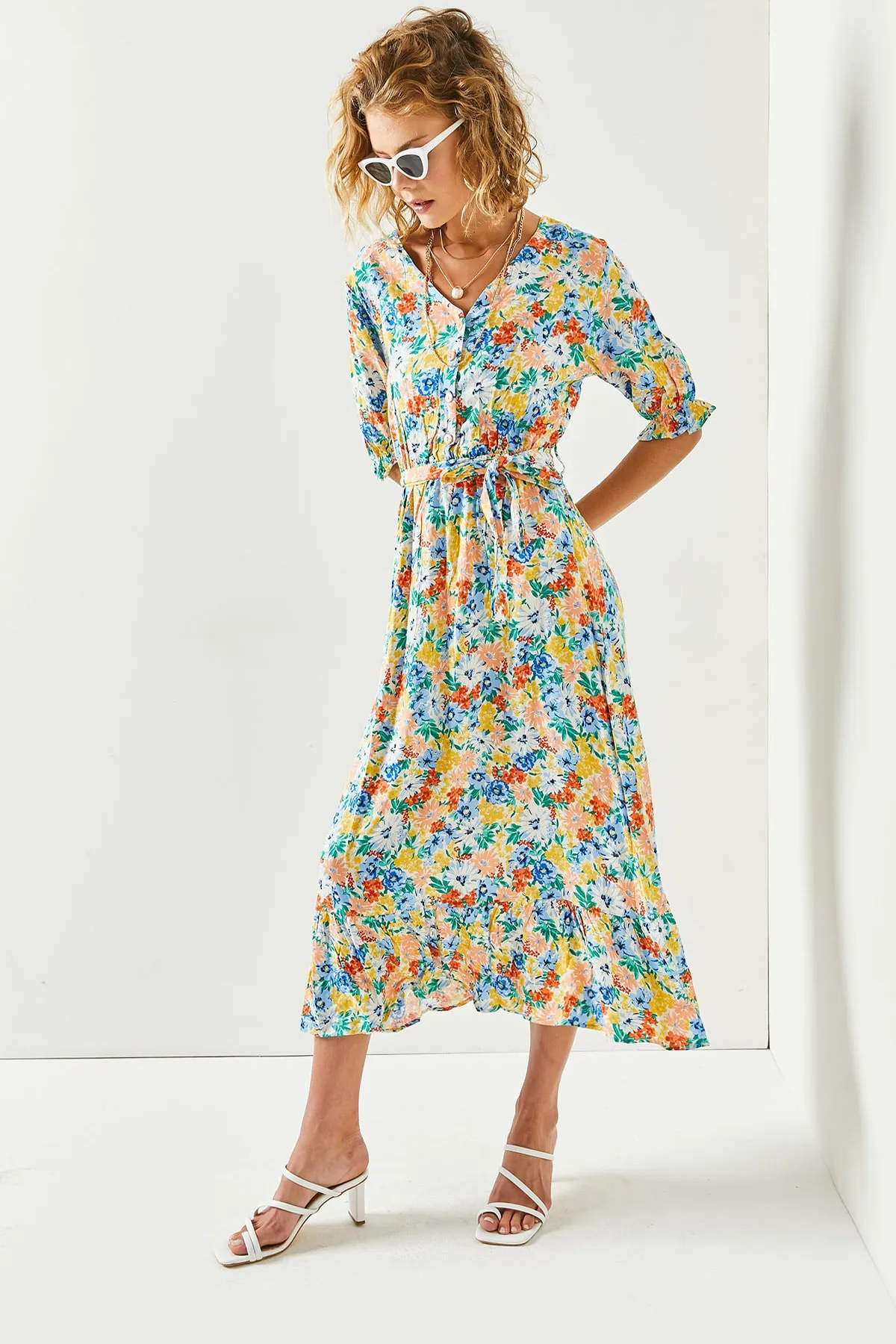 Olalook  Puderblaues Damenkleid aus gewebter Viskose mit Knöpfen und Gürtelärmeln ELB-19001524