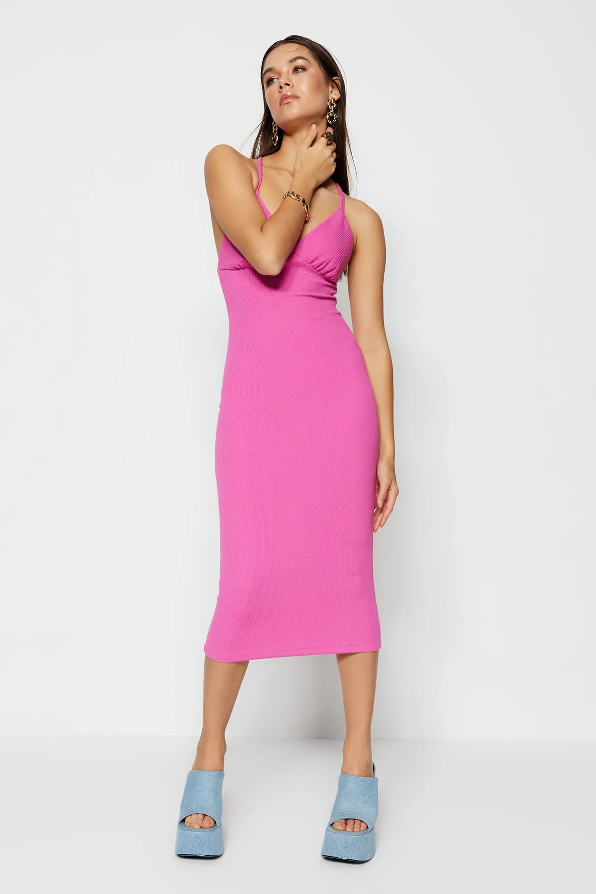 Trendyol Collection  Rosa tailliertes, gefüttertes Abendkleid aus Strick TPRAW22EL1040