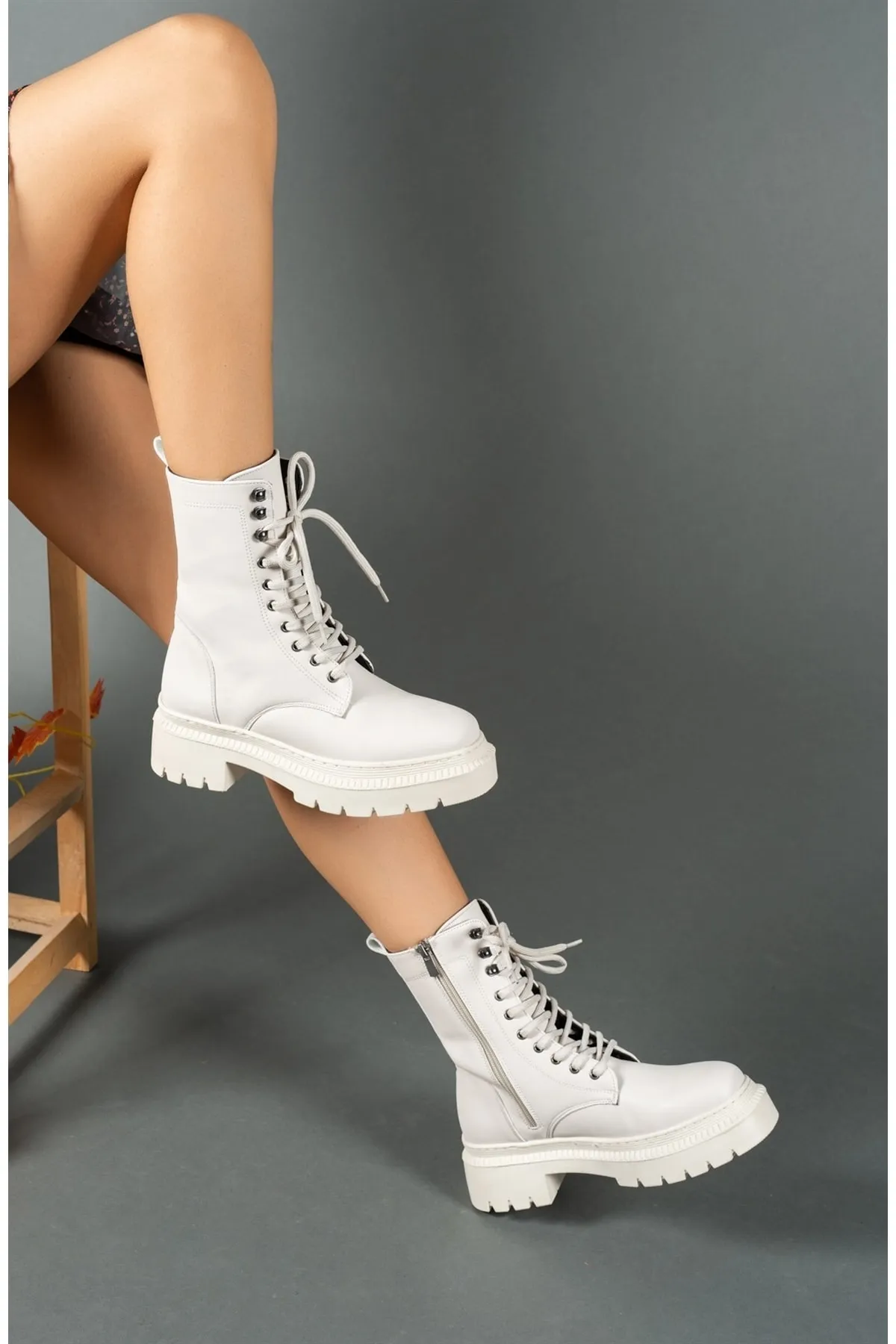 Riccon  Beigefarbene Damenstiefel mit Reißverschluss 0012299