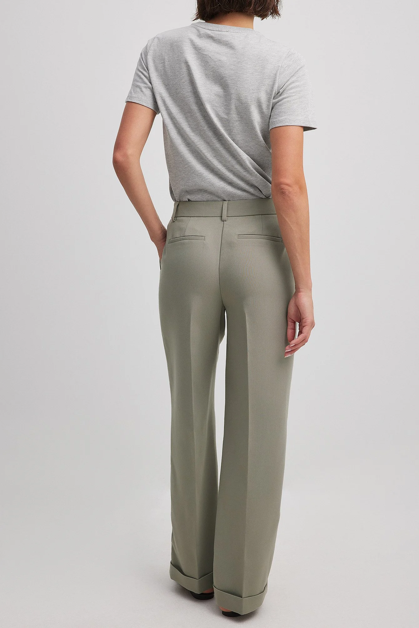 Hochgekrempelte Hose mit mittlerer Taille