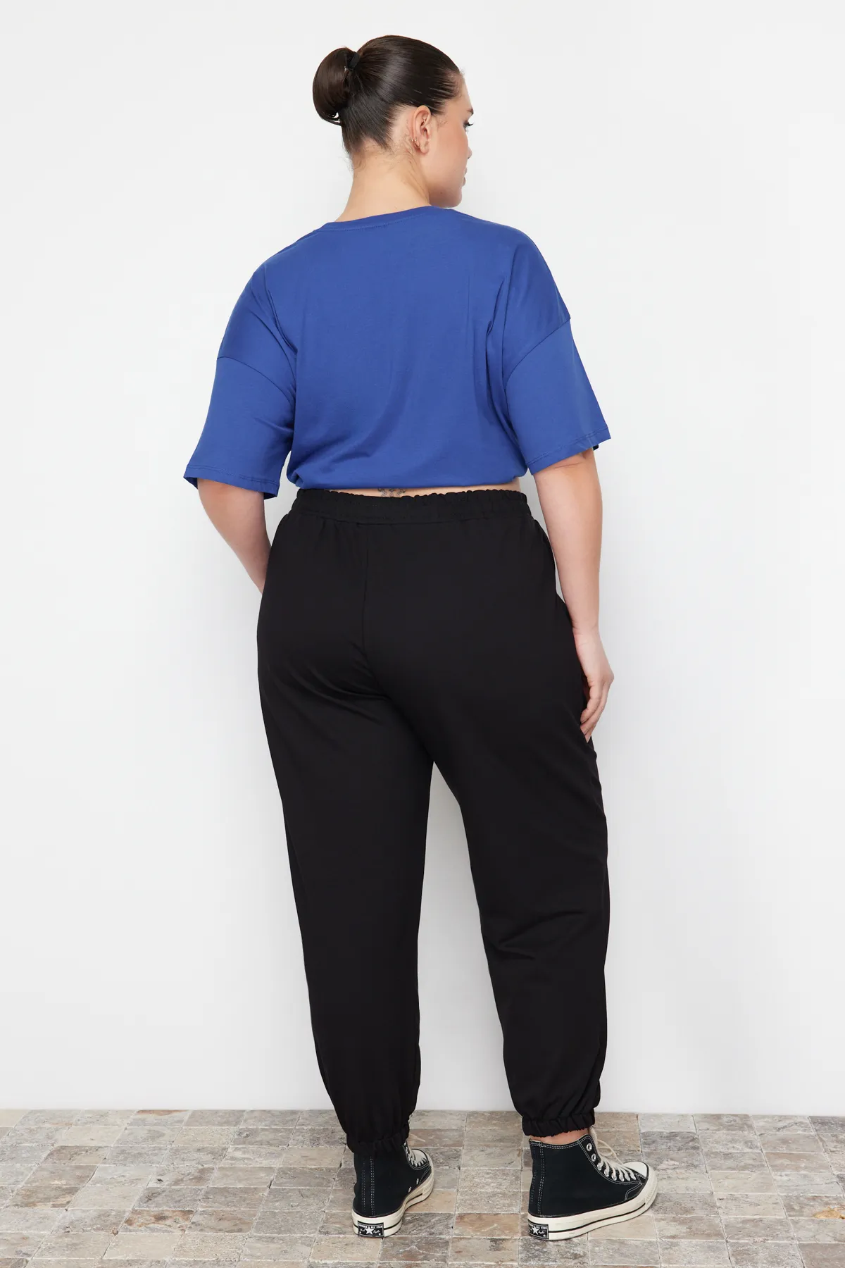Trendyol Curve  Schwarze Loose Jogger-Strick-Jogginghose mit dünnen elastischen Beinen TBBAW23AJ00002