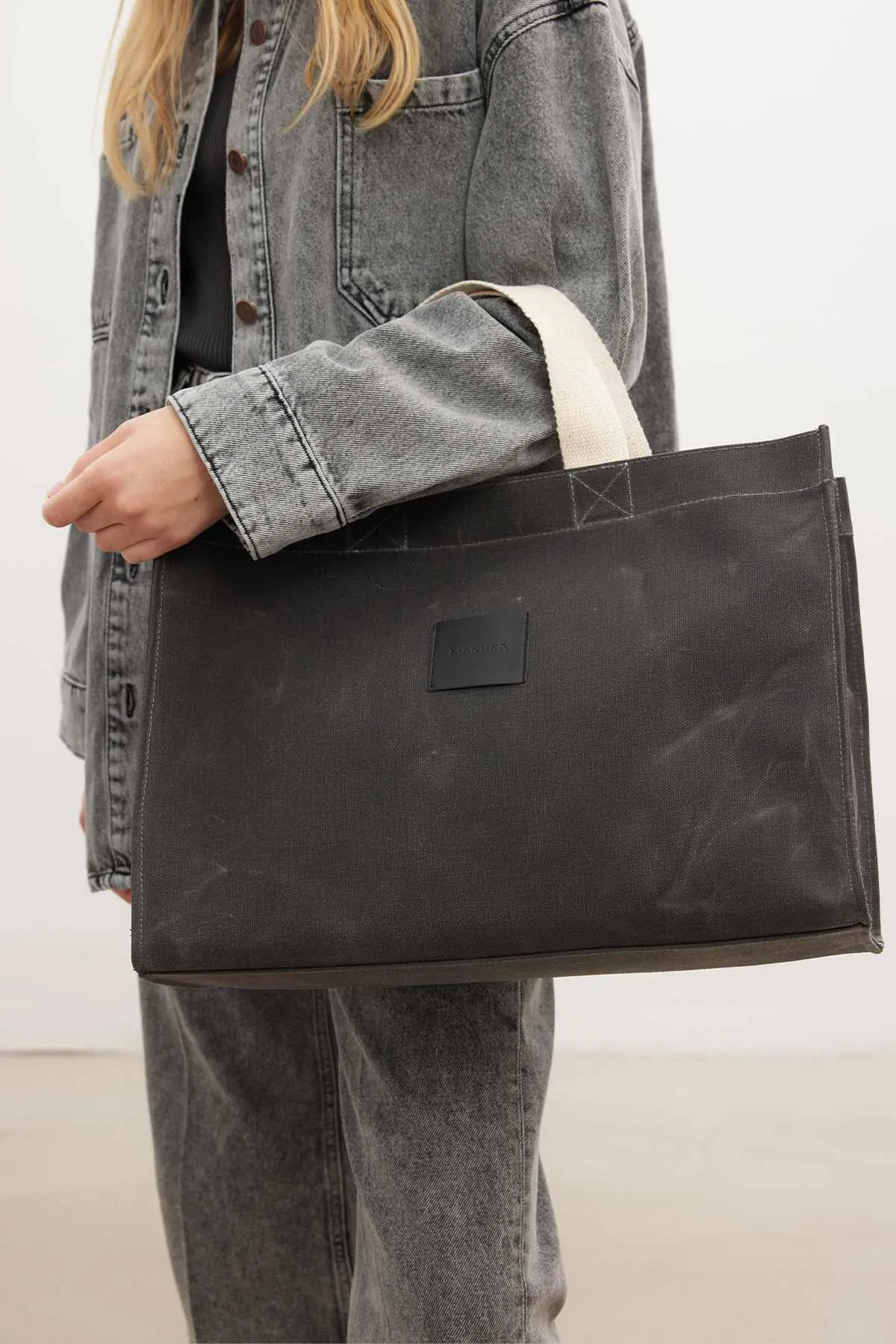Manuka  Große Canvas-Tasche mit Wascheffekt in Schwarz