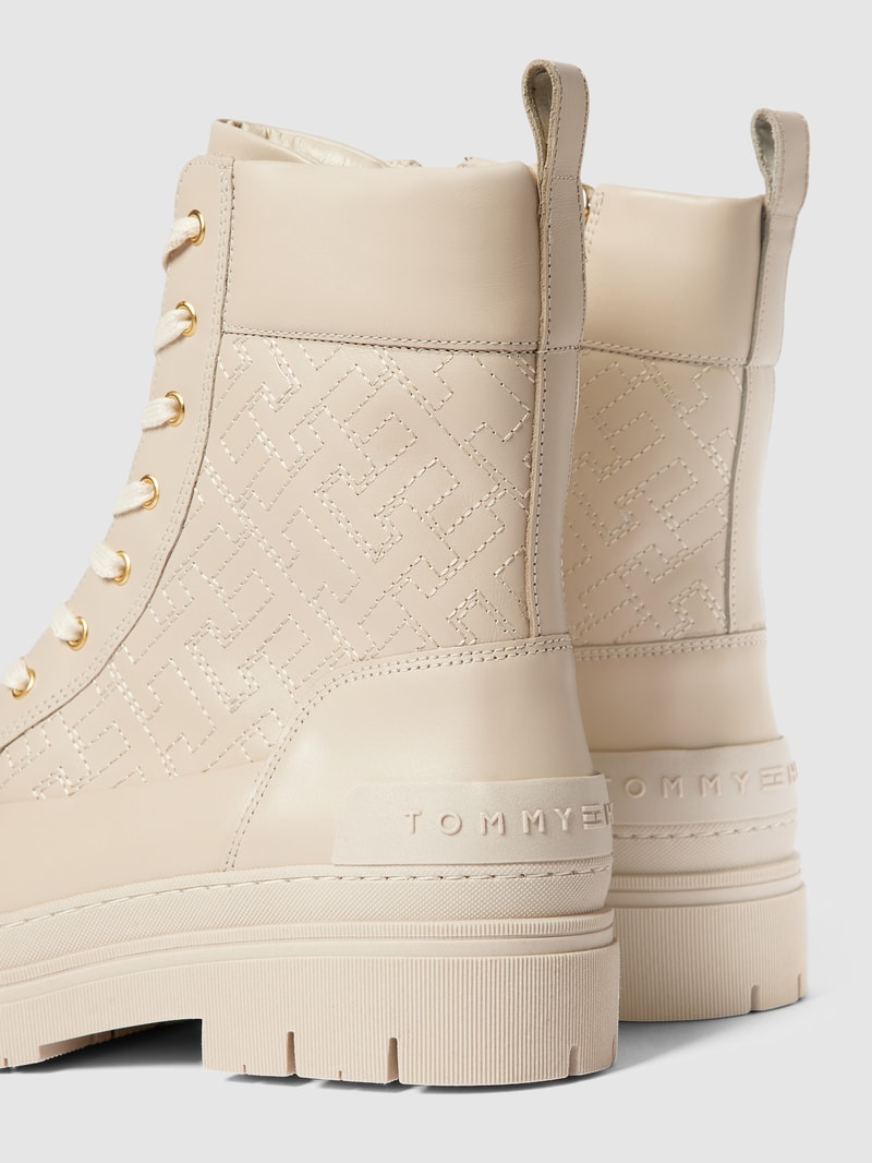 Schnürboots mit Label-Details in offwhite