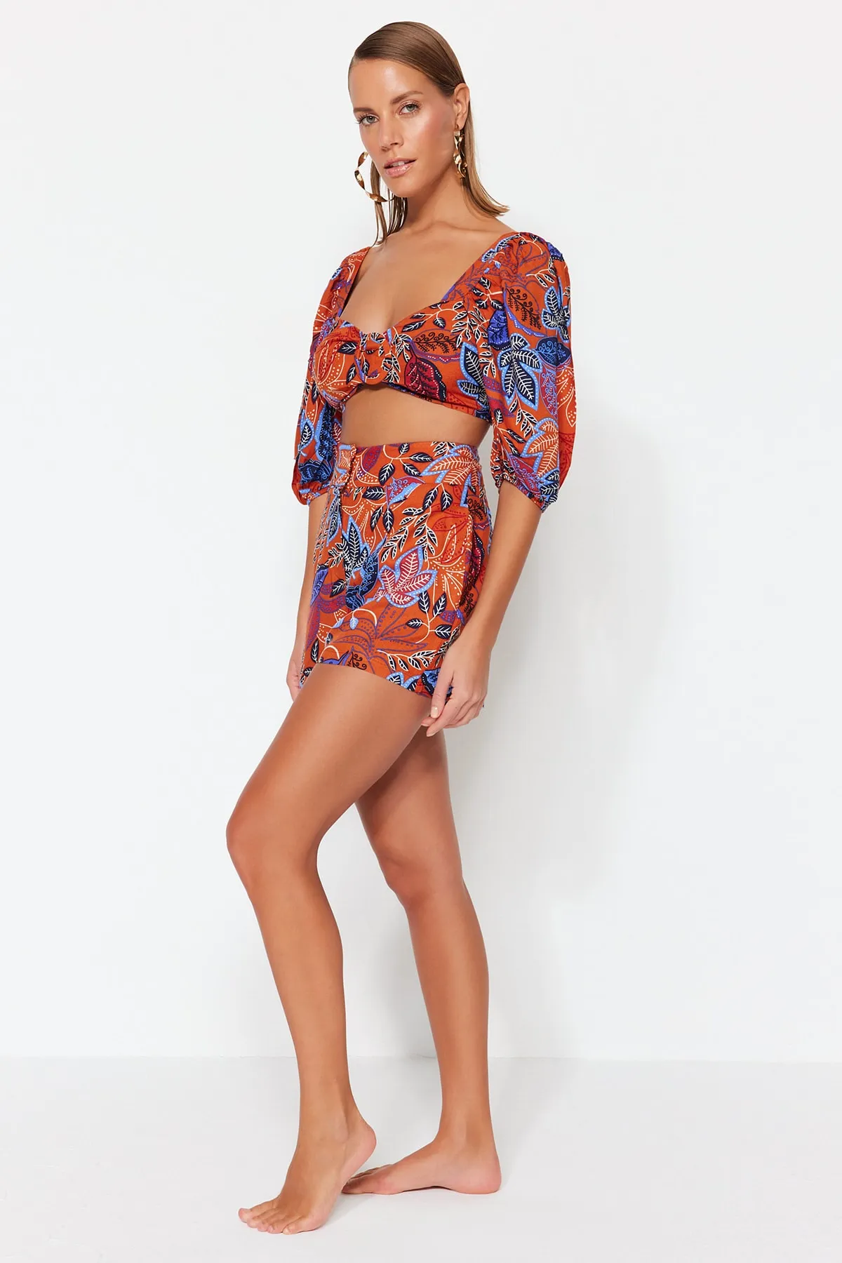 Trendyol Collection  Gewebtes Accessoire-Set mit Bluse und Shorts mit Blumendruck TBESS23AU00018