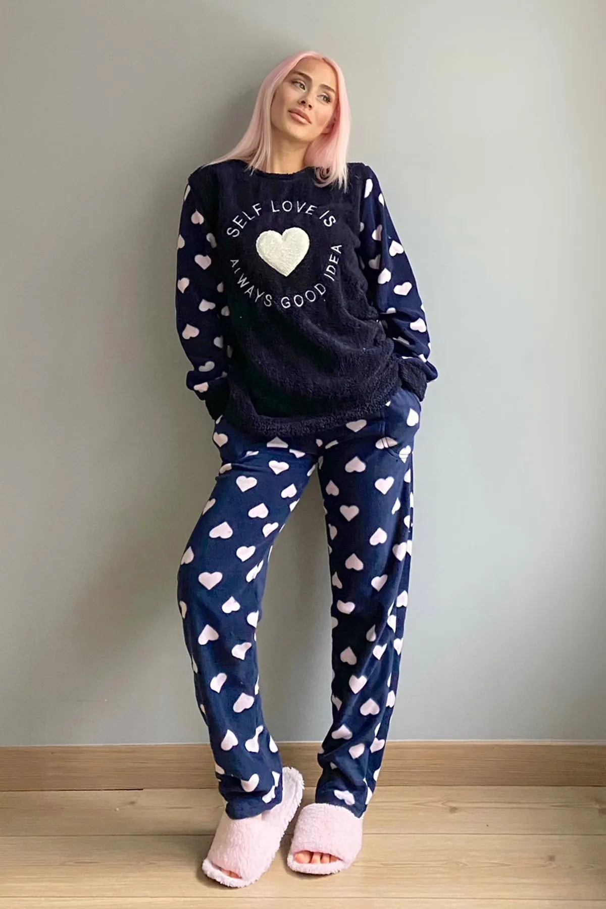 Pijamaevi  Marineblaues, gemustertes Plüsch-Pyjama-Set für Damen mit Selbstliebe-Motiv