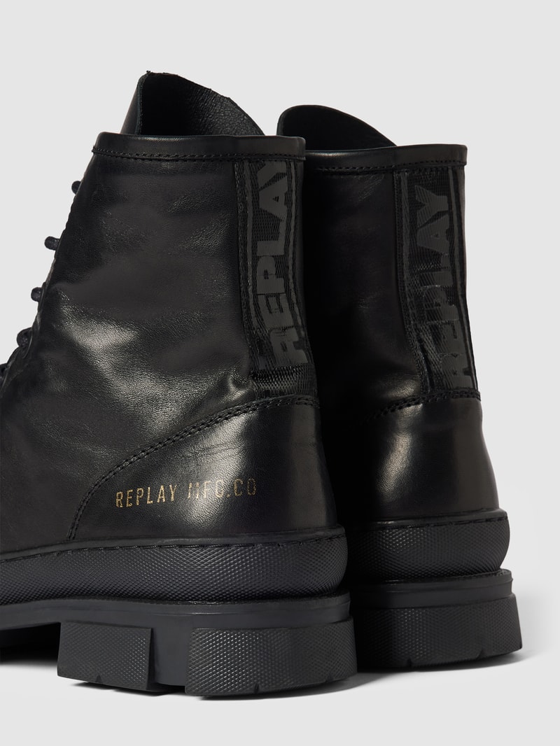Ankle-Boots mit Label-Print in schwarz