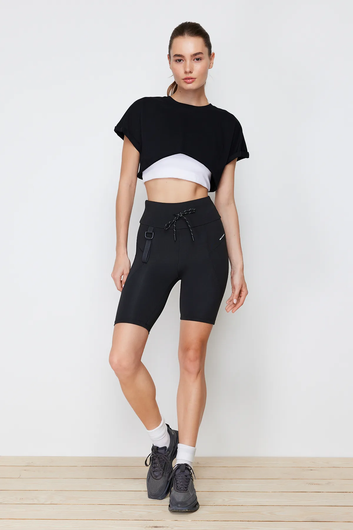 Trendyol Collection  Schwarze matte Restorer-Tasche und Einfassung, detaillierte gestrickte Sport-Biker-/Radfahrer-/Kurz-Leggings THMSS24TY00007