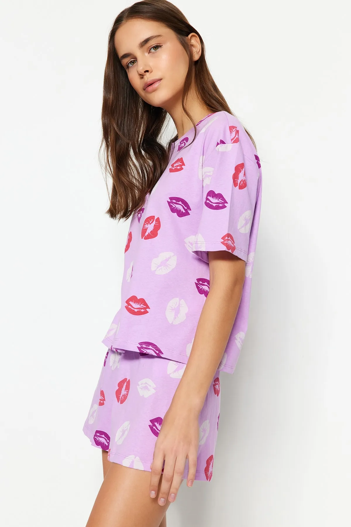 Trendyol Collection  Lilafarbenes Pyjama-Set aus T-Shirt und Shorts mit Lippenmuster aus 100 % Baumwolle THMSS21PT0468