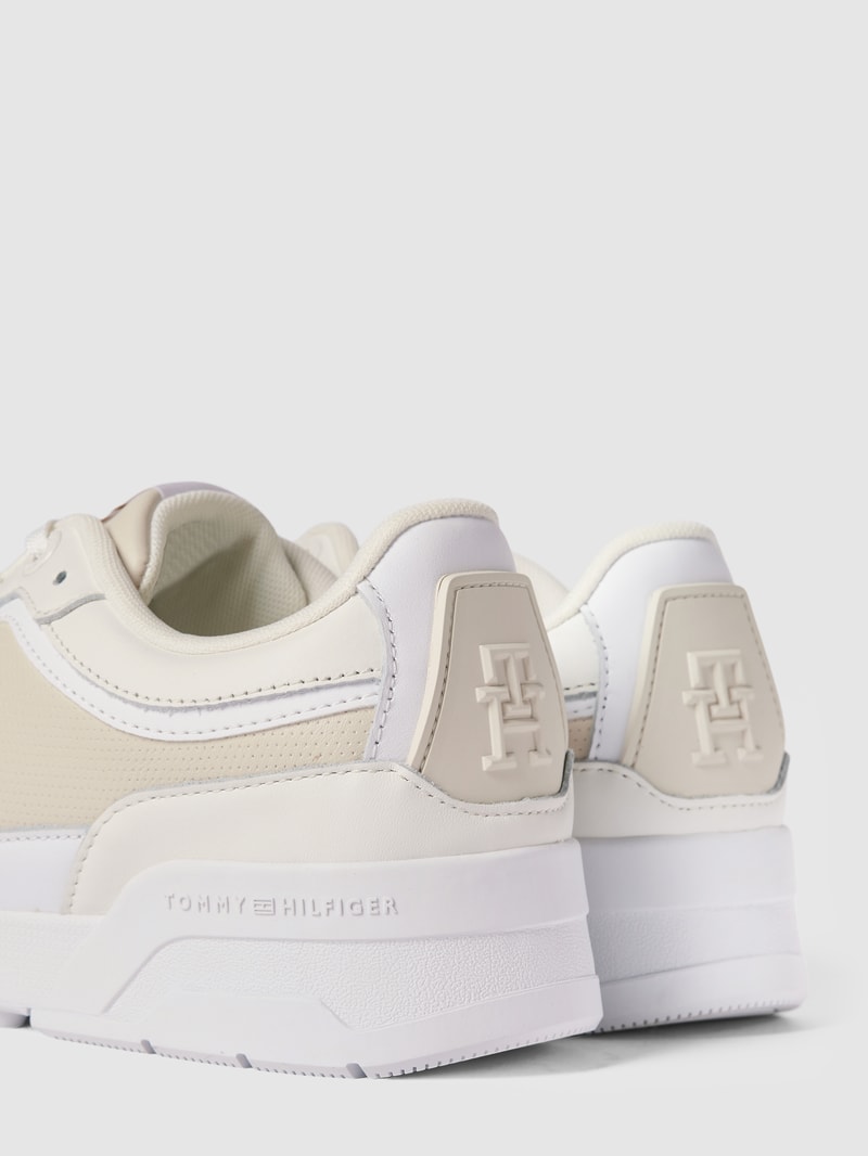 Sneaker mit Label-Details in weiß