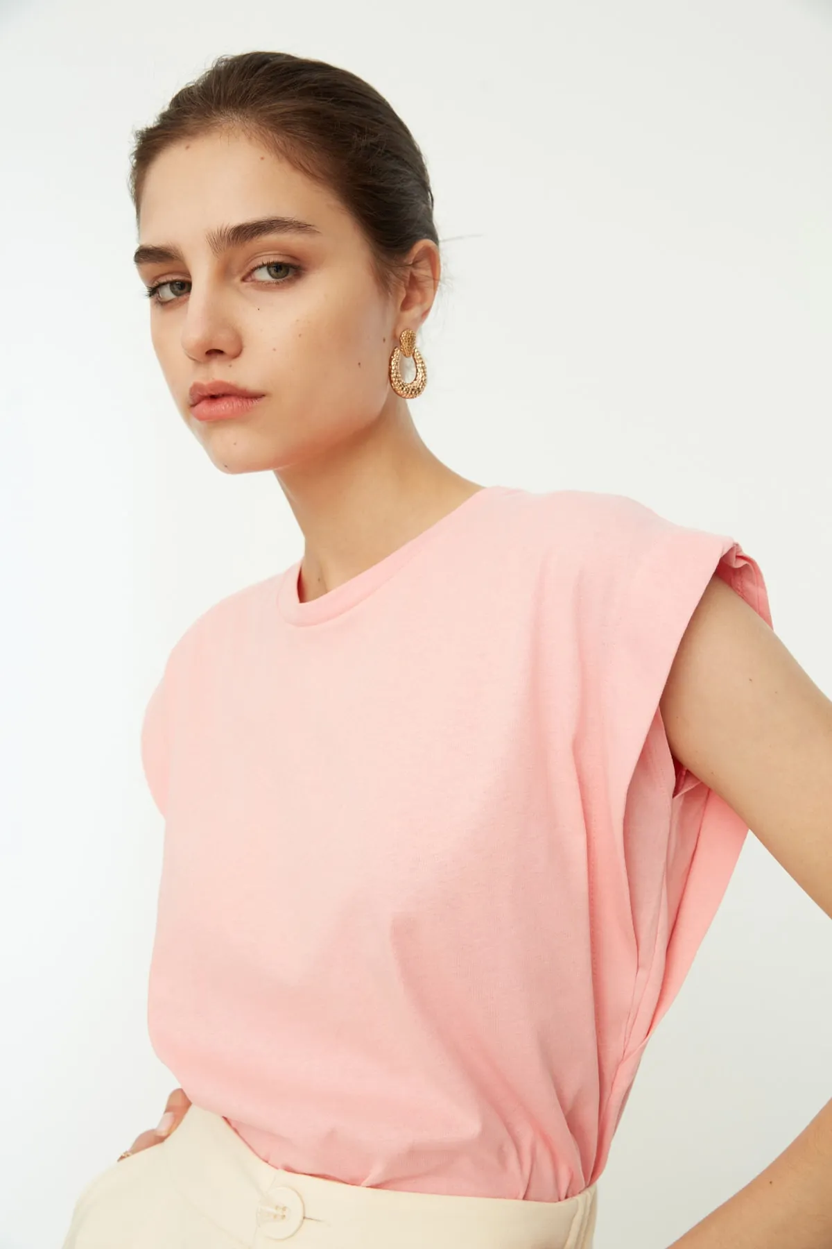 Trendyol Collection  Rosa Basic-Strick-T-Shirt mit Rundhalsausschnitt aus 100 % Baumwollwatte TWOSS20TS0021