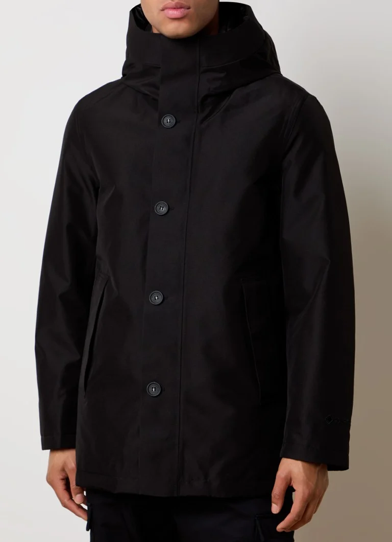 Parka matlasată Woolrich GTX cu umplutură de puf și buzunare laterale.