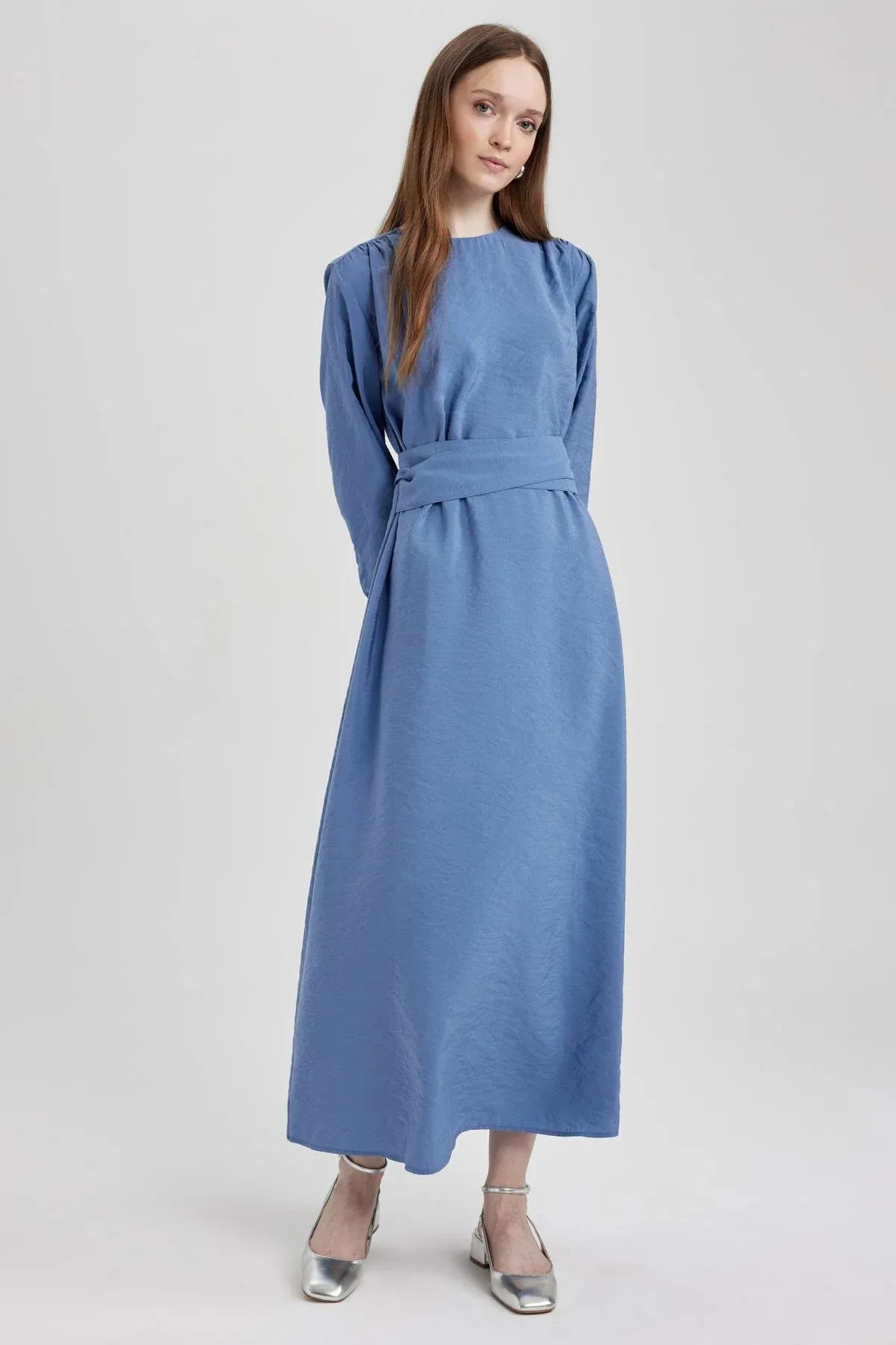 DeFacto  Langärmliges Kleid mit normaler Passform und Rundhalsausschnitt A8904ax23hs