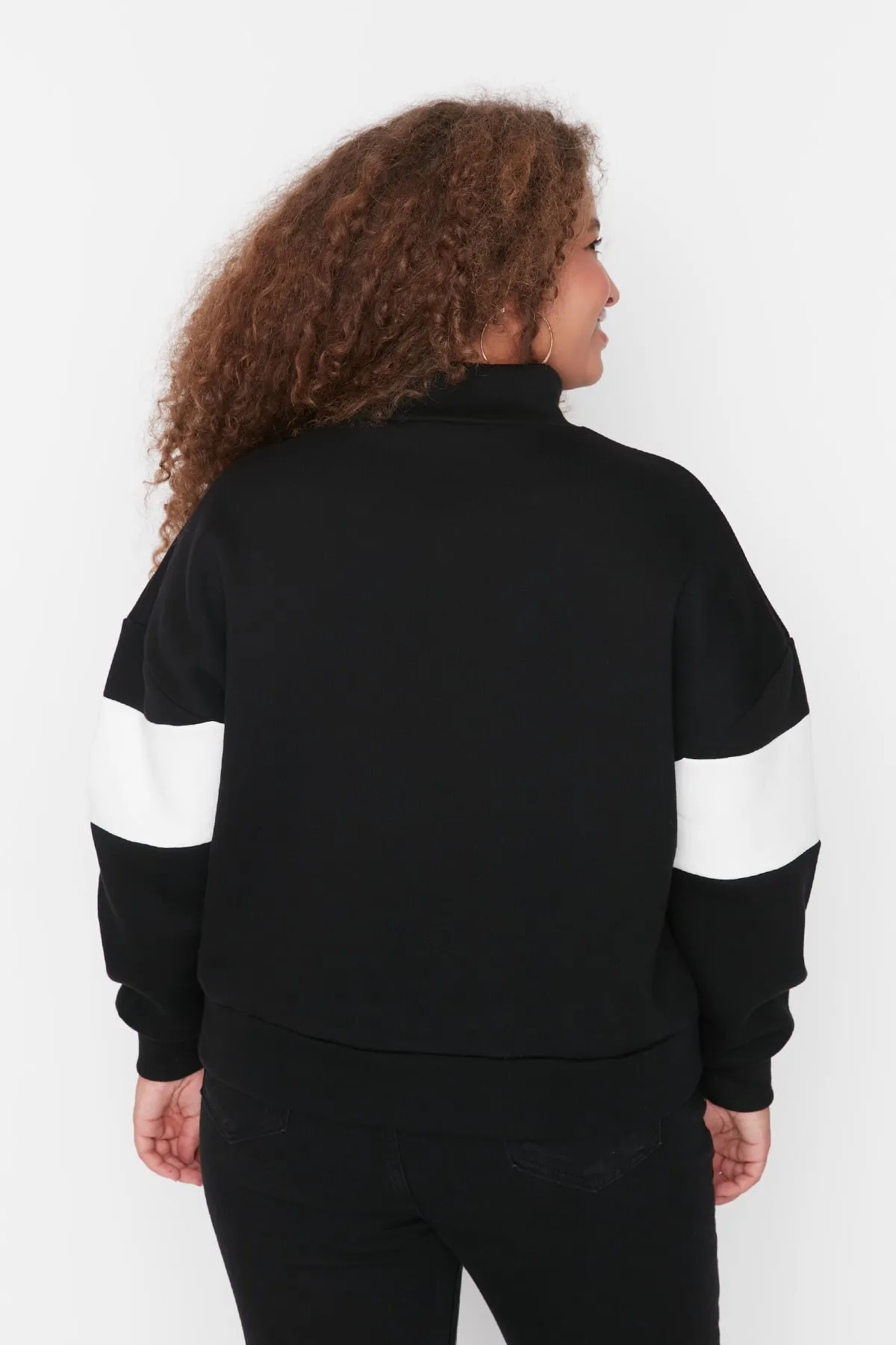 Trendyol Curve  Schwarzes Strick-Sweatshirt mit Farbblockierung, Reißverschluss und Stehkragen, dick, erhöht, TBBAW23AO00073